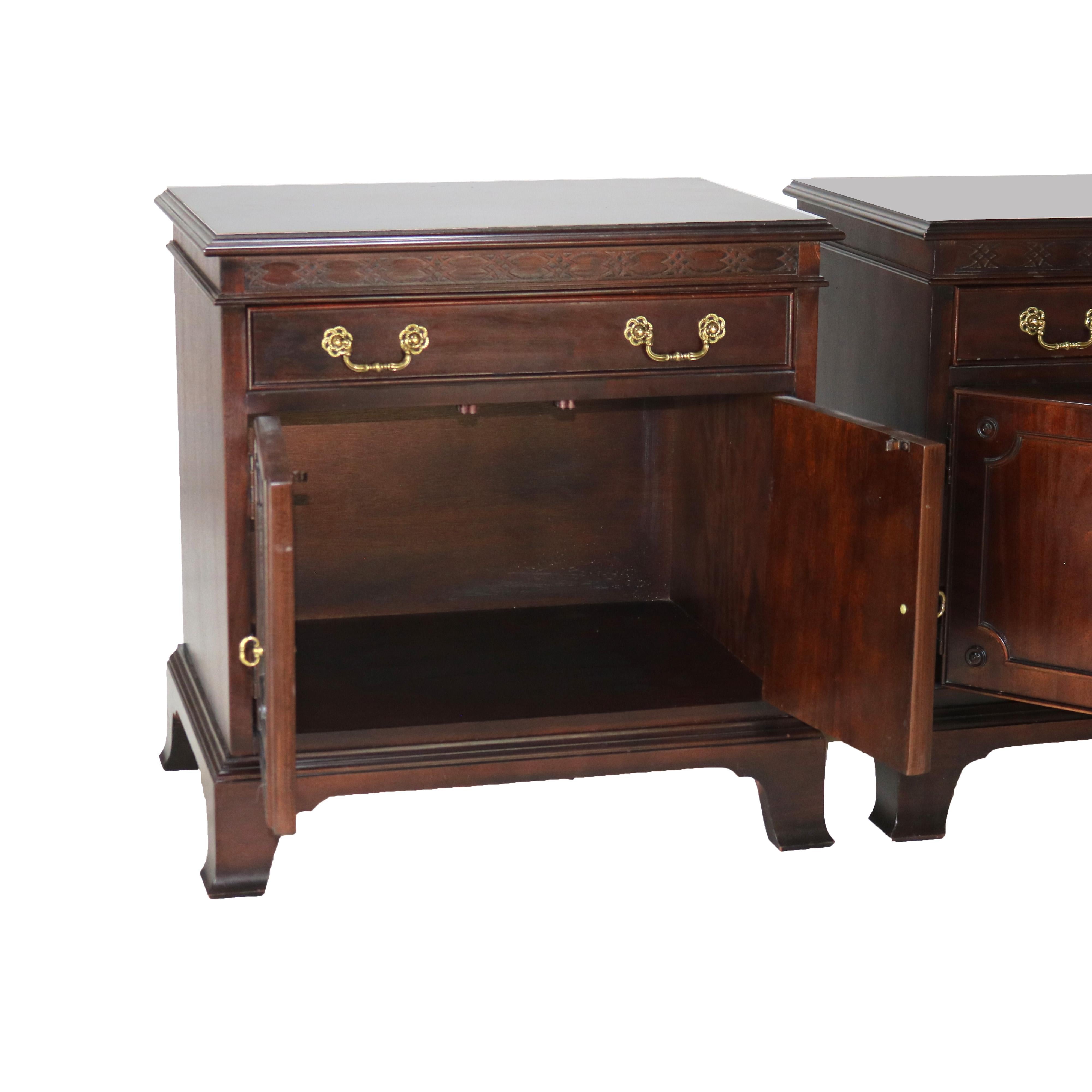 Paire d'armoires d'appoint en acajou de style Chippendale avec tiroir supérieur 20e siècle en vente 9