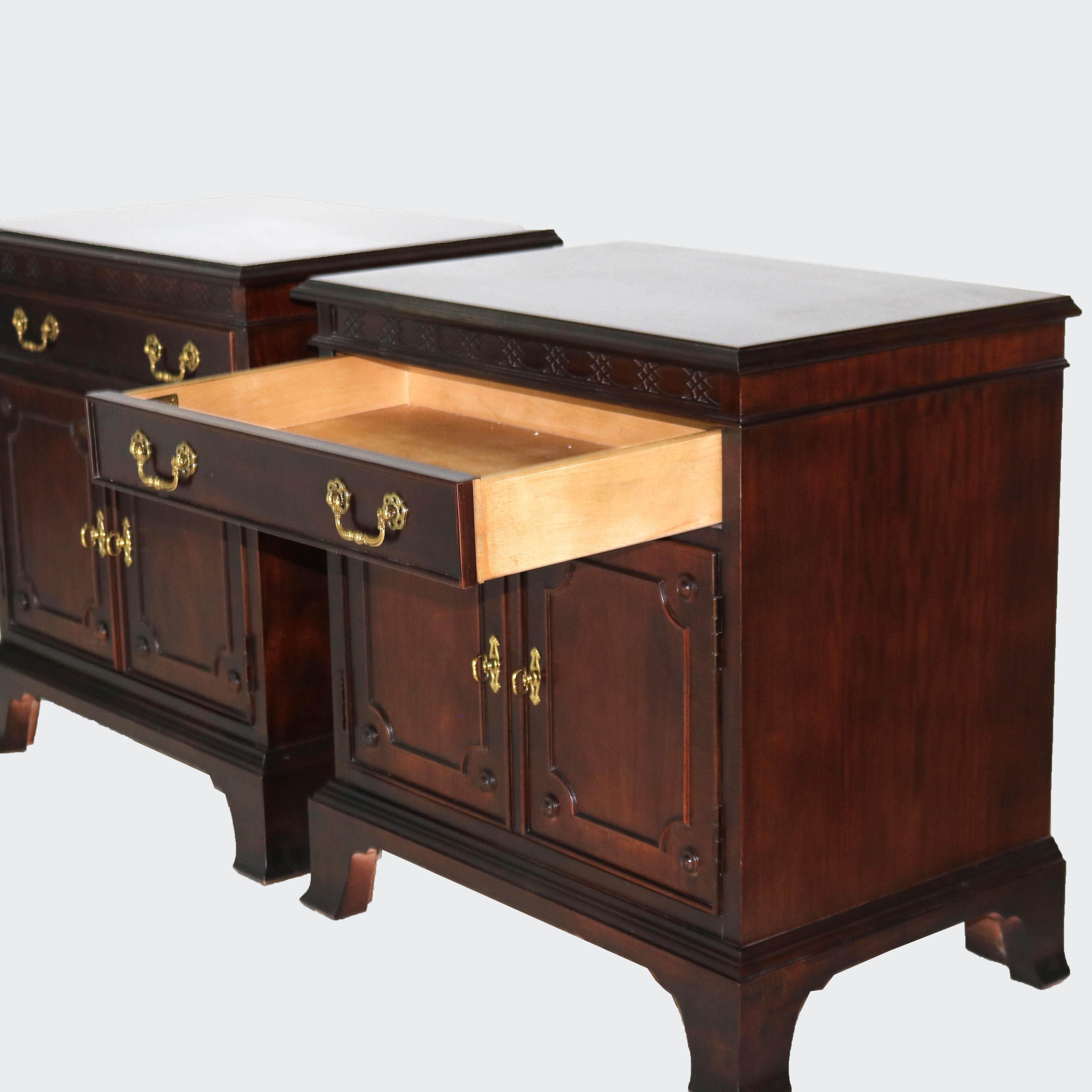 Paire d'armoires d'appoint en acajou de style Chippendale avec tiroir supérieur 20e siècle Bon état - En vente à Big Flats, NY
