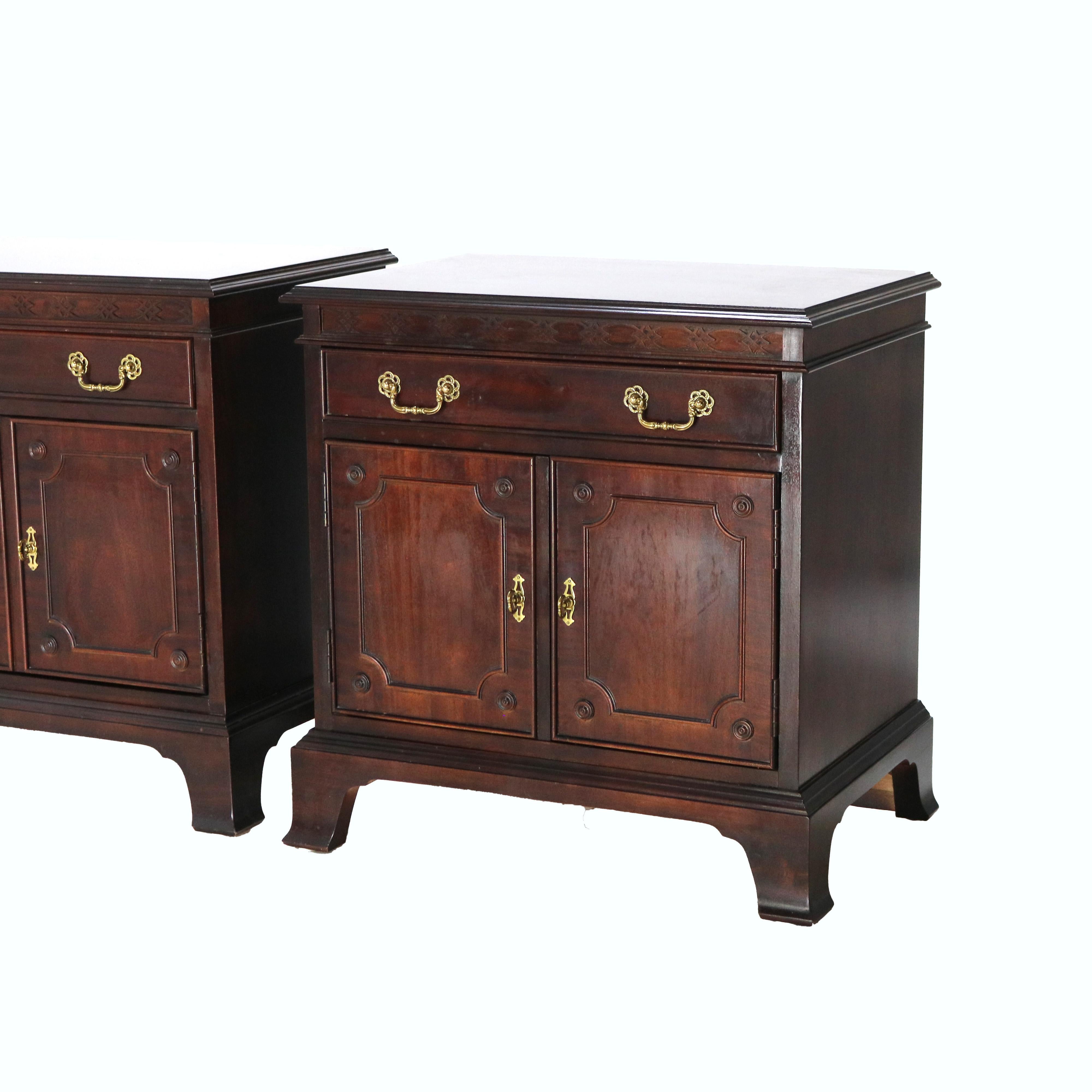 20ième siècle Paire d'armoires d'appoint en acajou de style Chippendale avec tiroir supérieur 20e siècle en vente