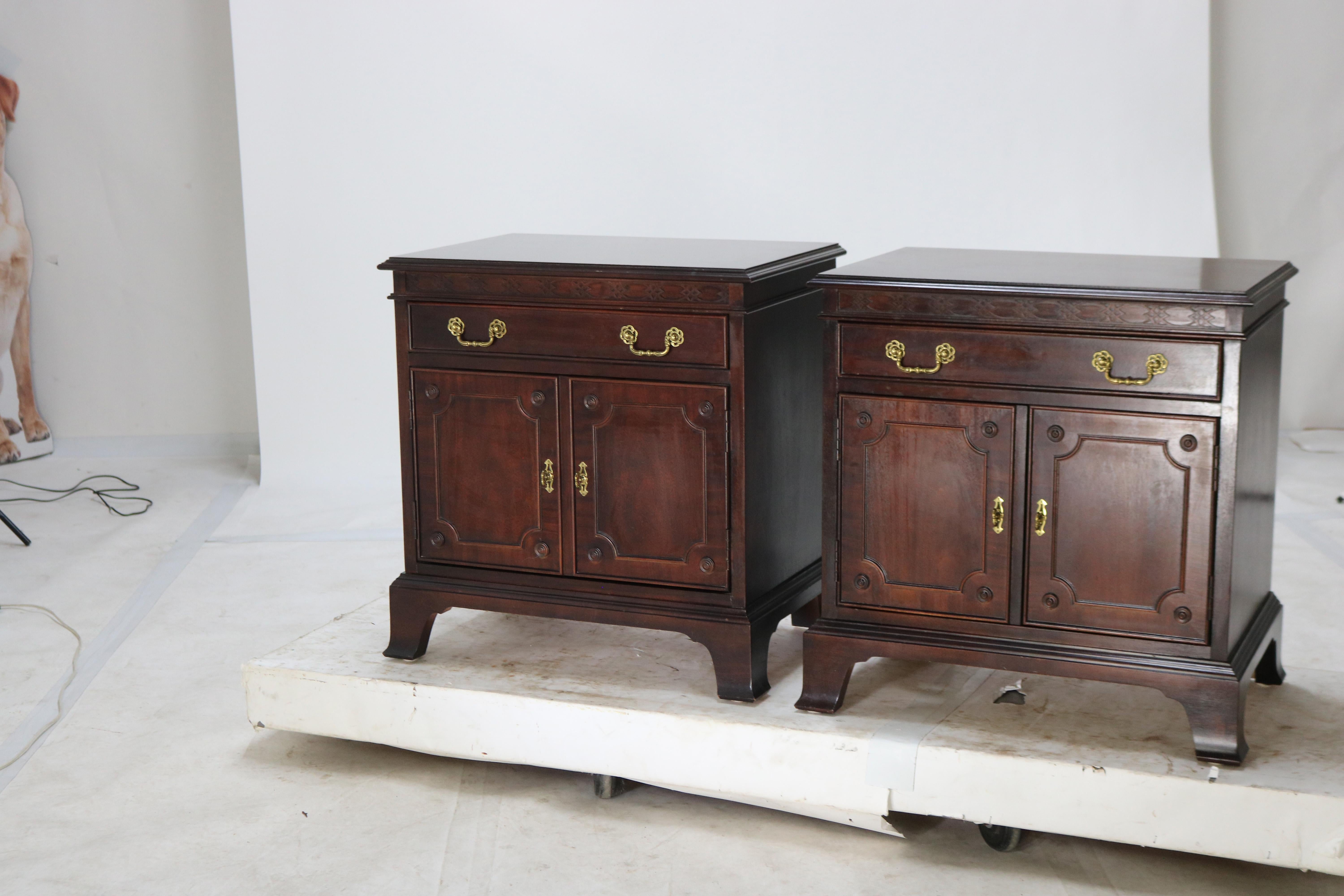 Acajou Paire d'armoires d'appoint en acajou de style Chippendale avec tiroir supérieur 20e siècle en vente