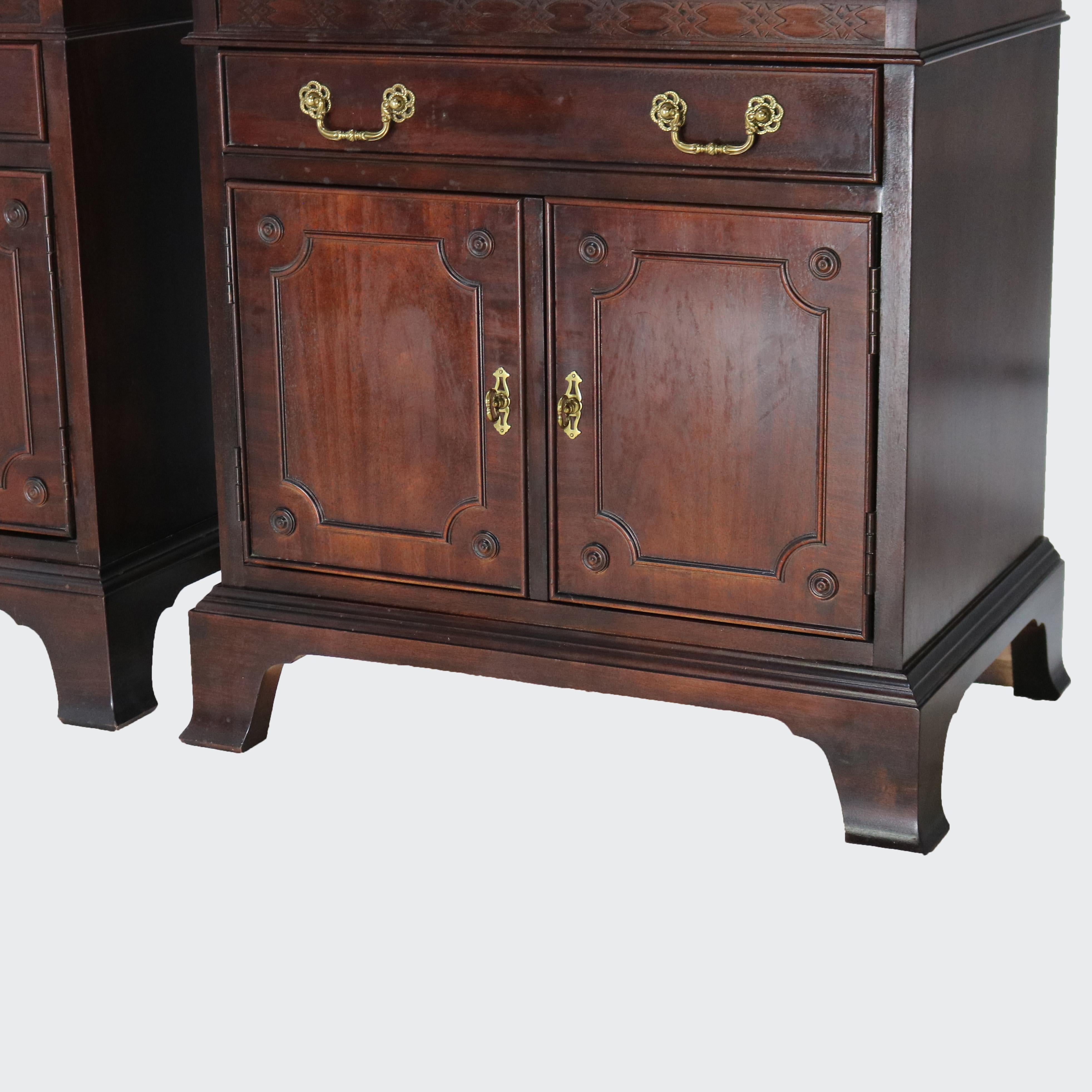 Paire d'armoires d'appoint en acajou de style Chippendale avec tiroir supérieur 20e siècle en vente 1