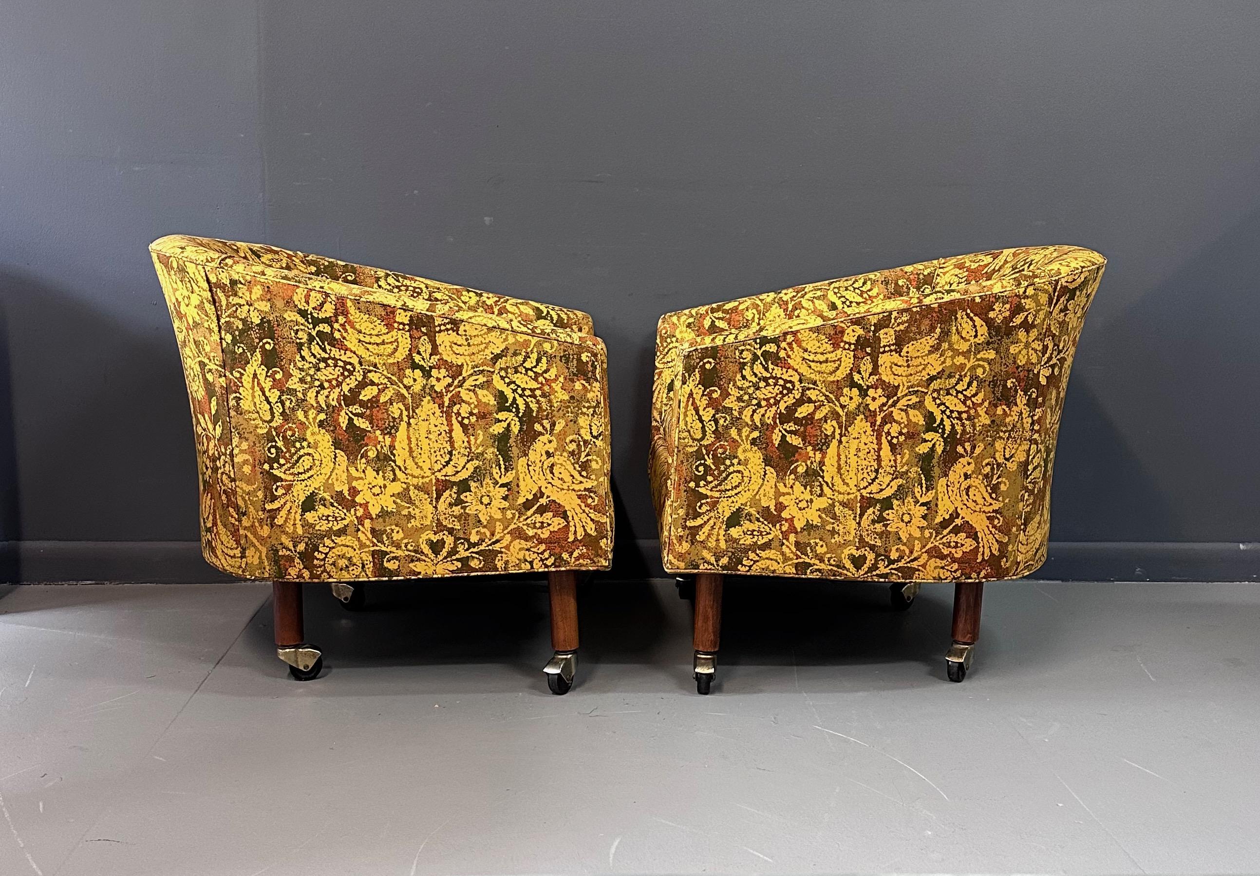 Paar Möbel Cos Barrel Back Chairs aus dem Jahrhundert mit Beinen aus Nussbaumholz und Rollen im Angebot 3