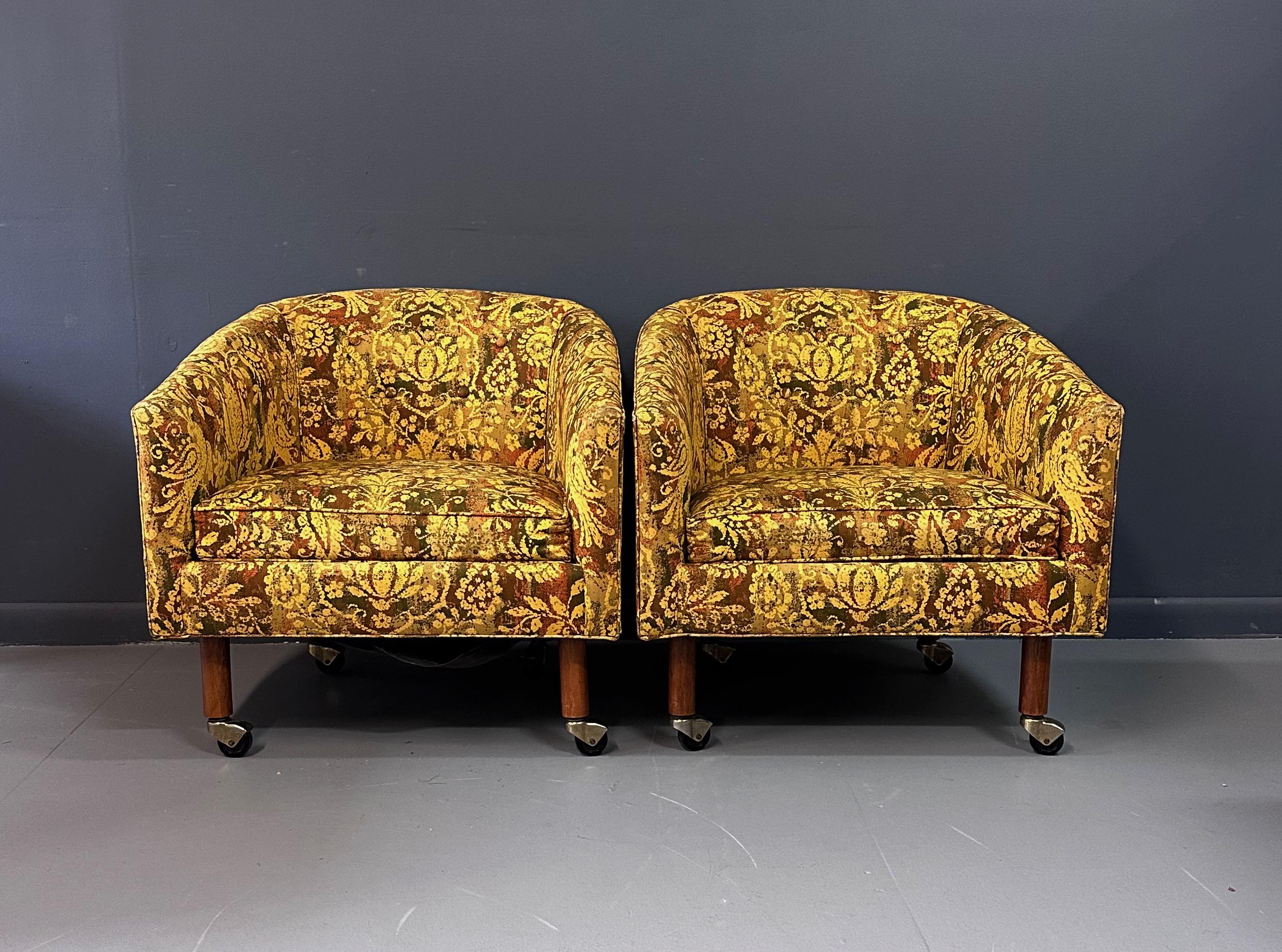 Mid-Century Modern Paire de chaises à dossier baril Cos de Century Furniture avec pieds en noyer et roulettes en vente
