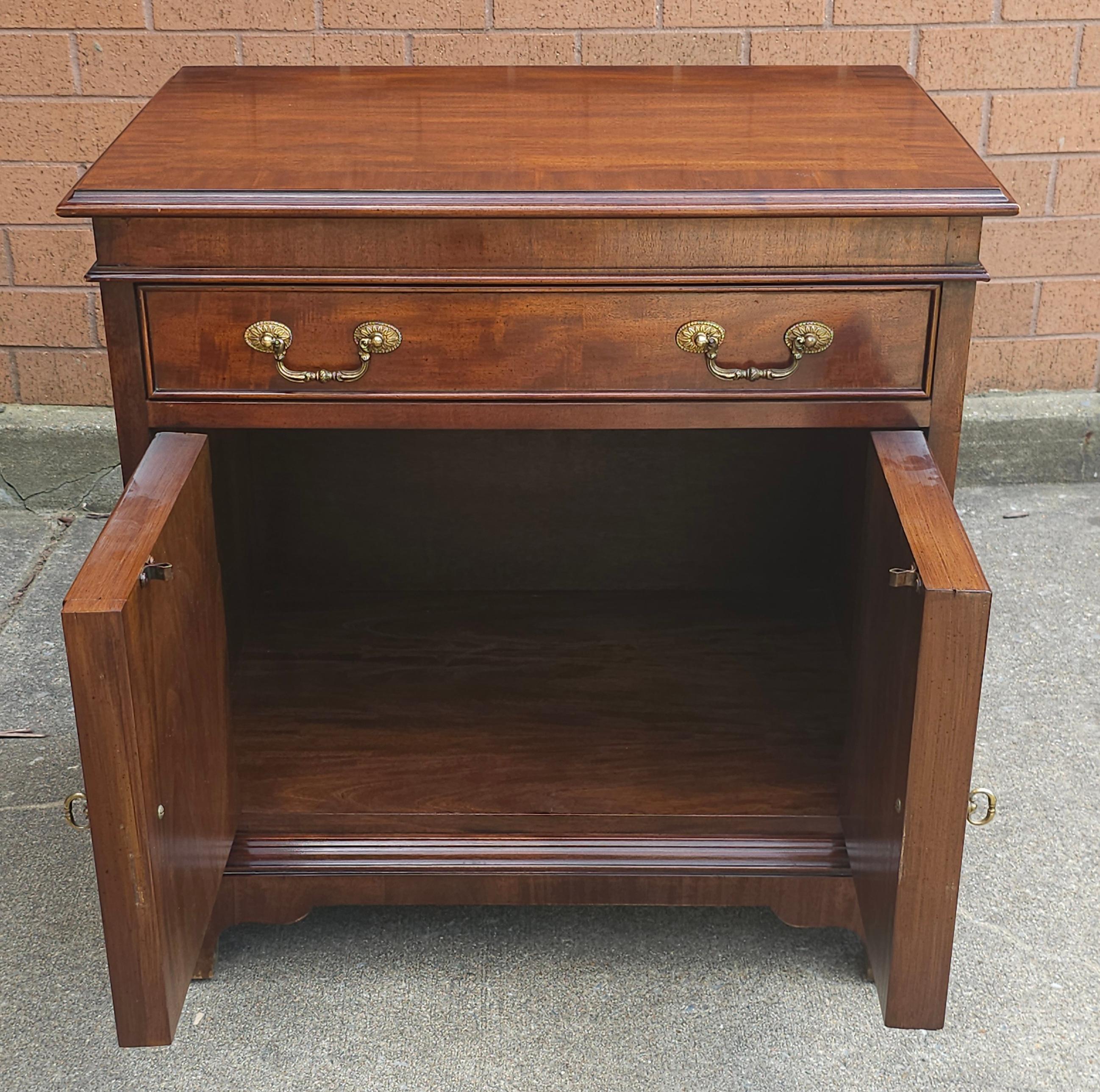 Pareja de mesillas de noche de caoba con bandas cruzadas de Century Furniture of Distinction en venta 2