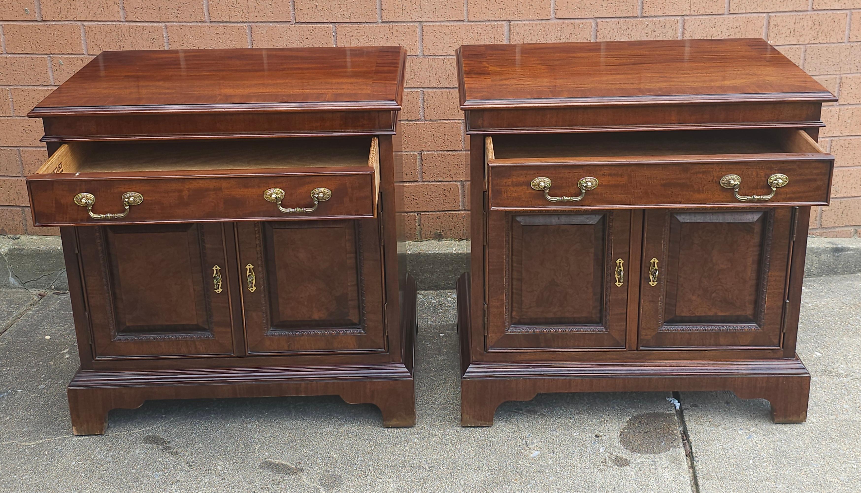 Pareja de mesillas de noche de caoba con bandas cruzadas de Century Furniture of Distinction en venta 4