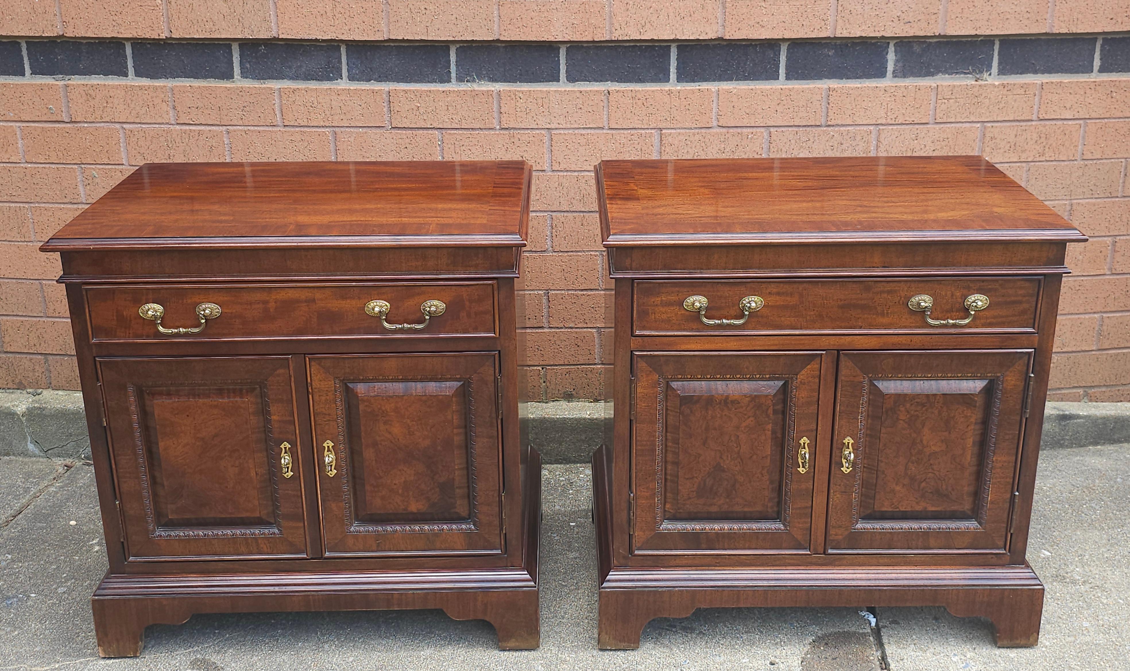 Pareja de mesillas de noche de caoba con bandas cruzadas de Century Furniture of Distinction en venta 5