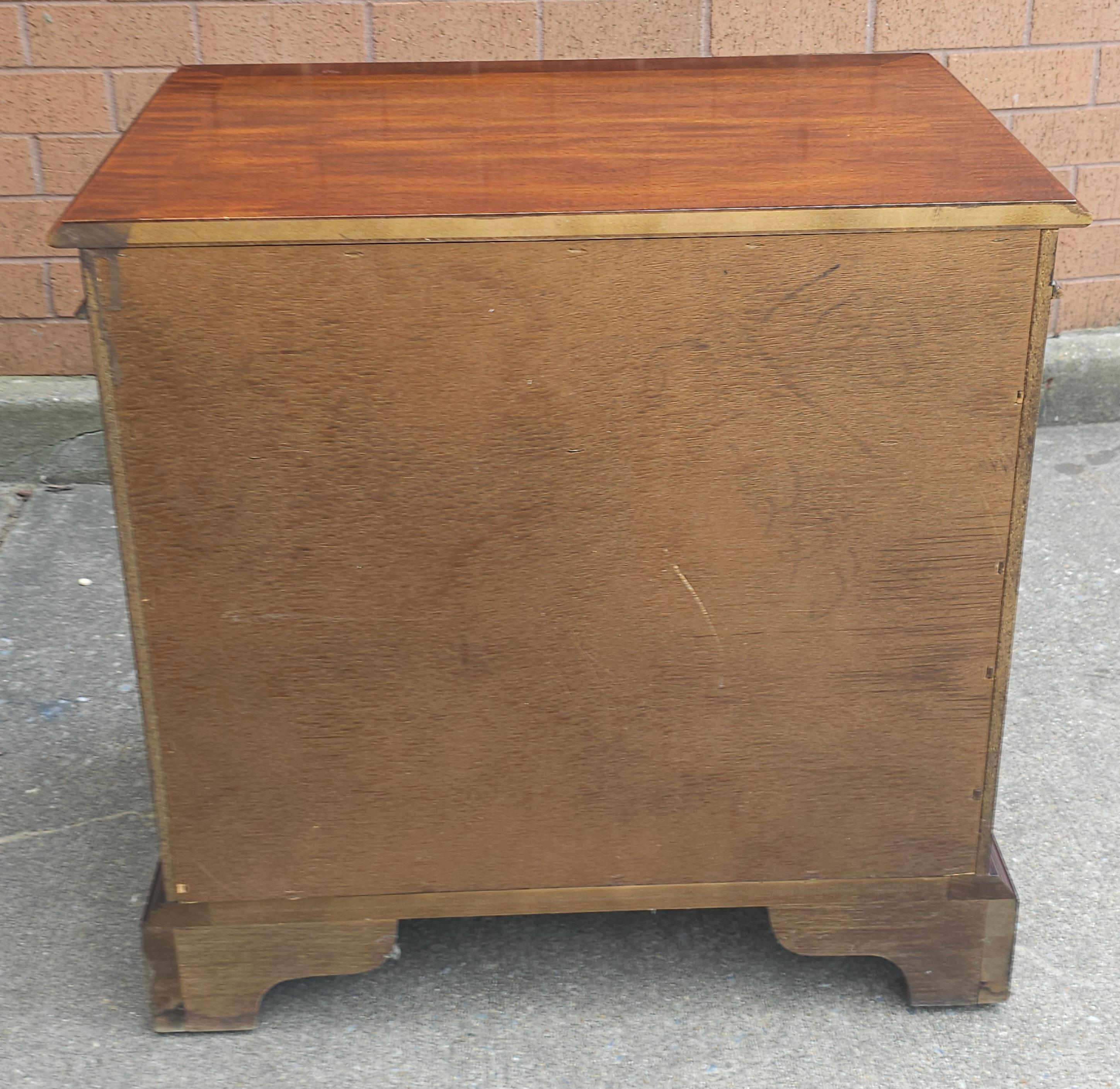 Pareja de mesillas de noche de caoba con bandas cruzadas de Century Furniture of Distinction en venta 7