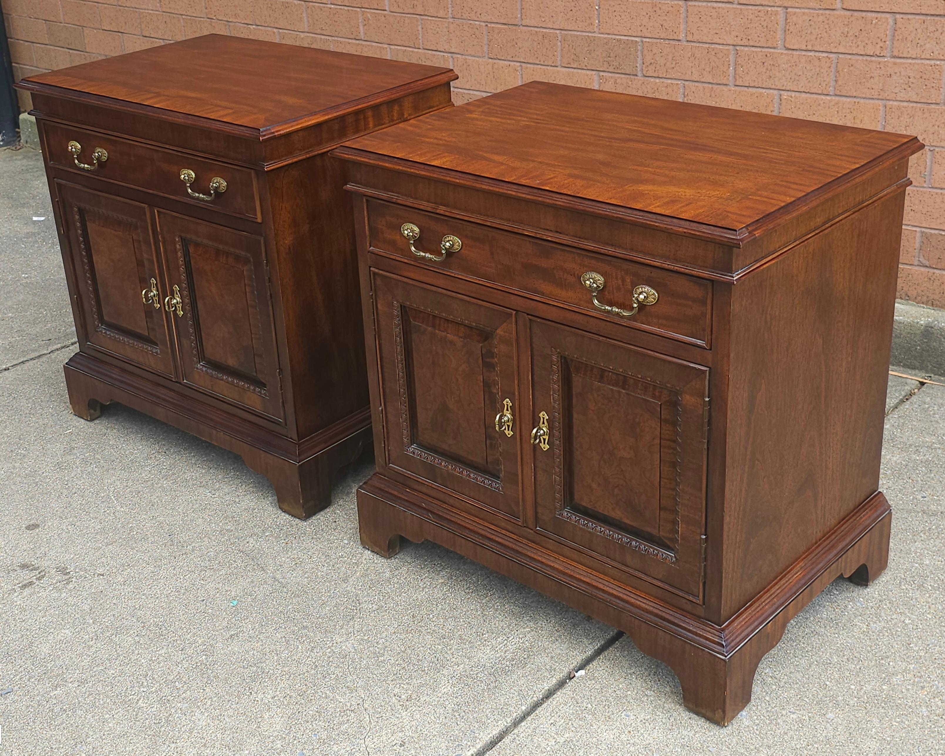 Magnífico par de mesillas de noche de caoba con bandas cruzadas de la colección Century Furniture of Distinction en magnífico estado vintage.  Mide 25,25