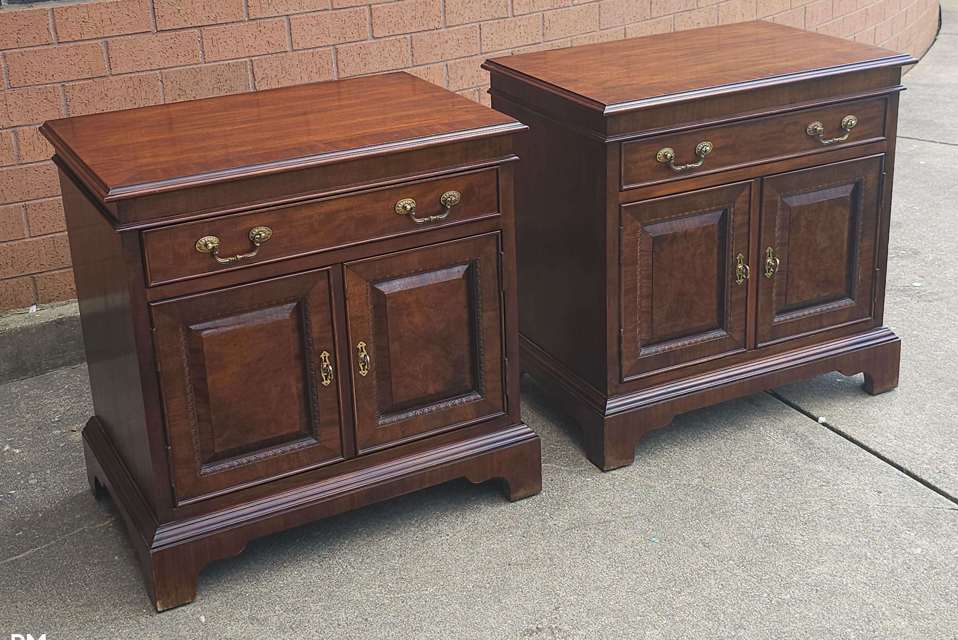 Pareja de mesillas de noche de caoba con bandas cruzadas de Century Furniture of Distinction Otro en venta