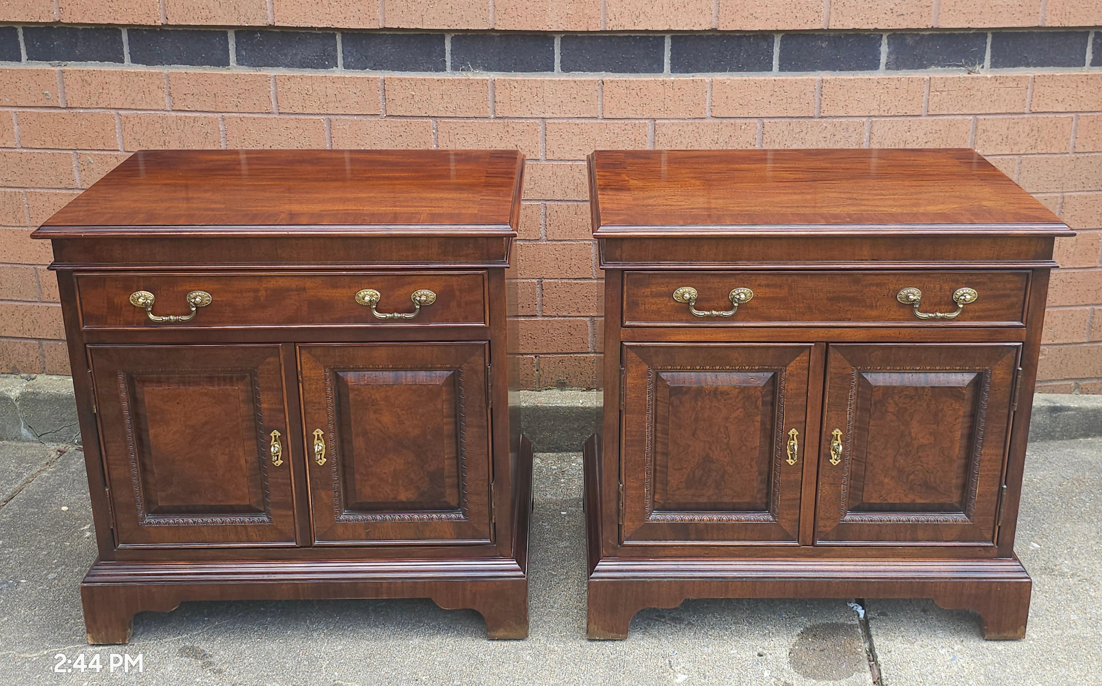 Pareja de mesillas de noche de caoba con bandas cruzadas de Century Furniture of Distinction Estadounidense en venta