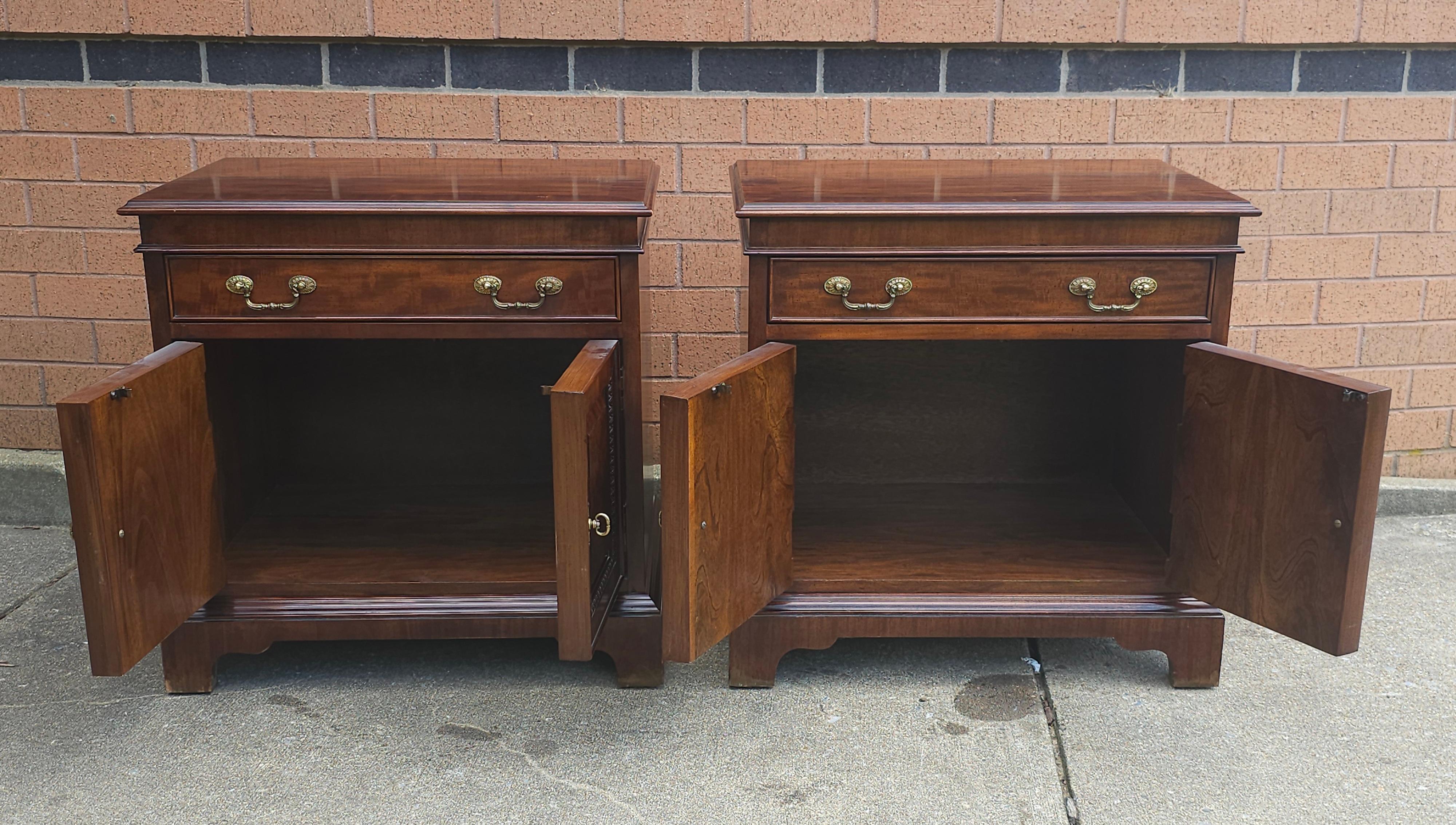 Pareja de mesillas de noche de caoba con bandas cruzadas de Century Furniture of Distinction Banda cruzada en venta