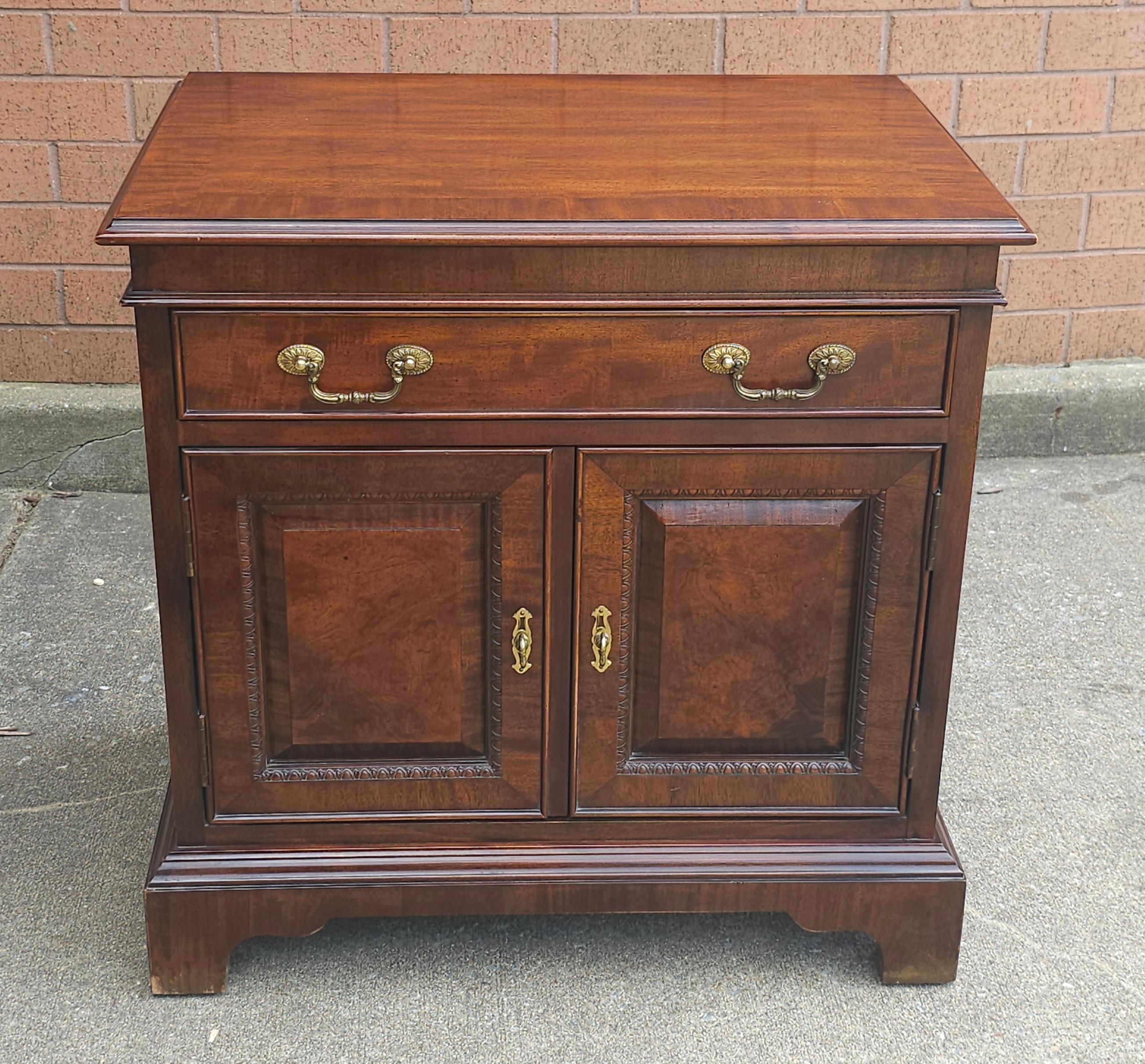 Pareja de mesillas de noche de caoba con bandas cruzadas de Century Furniture of Distinction en Bueno estado para la venta en Germantown, MD