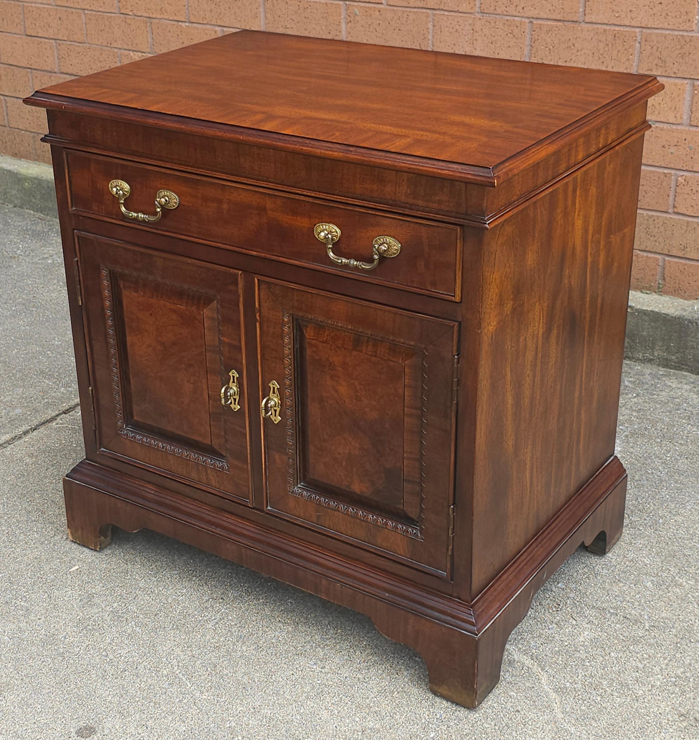 Pareja de mesillas de noche de caoba con bandas cruzadas de Century Furniture of Distinction siglo XX en venta