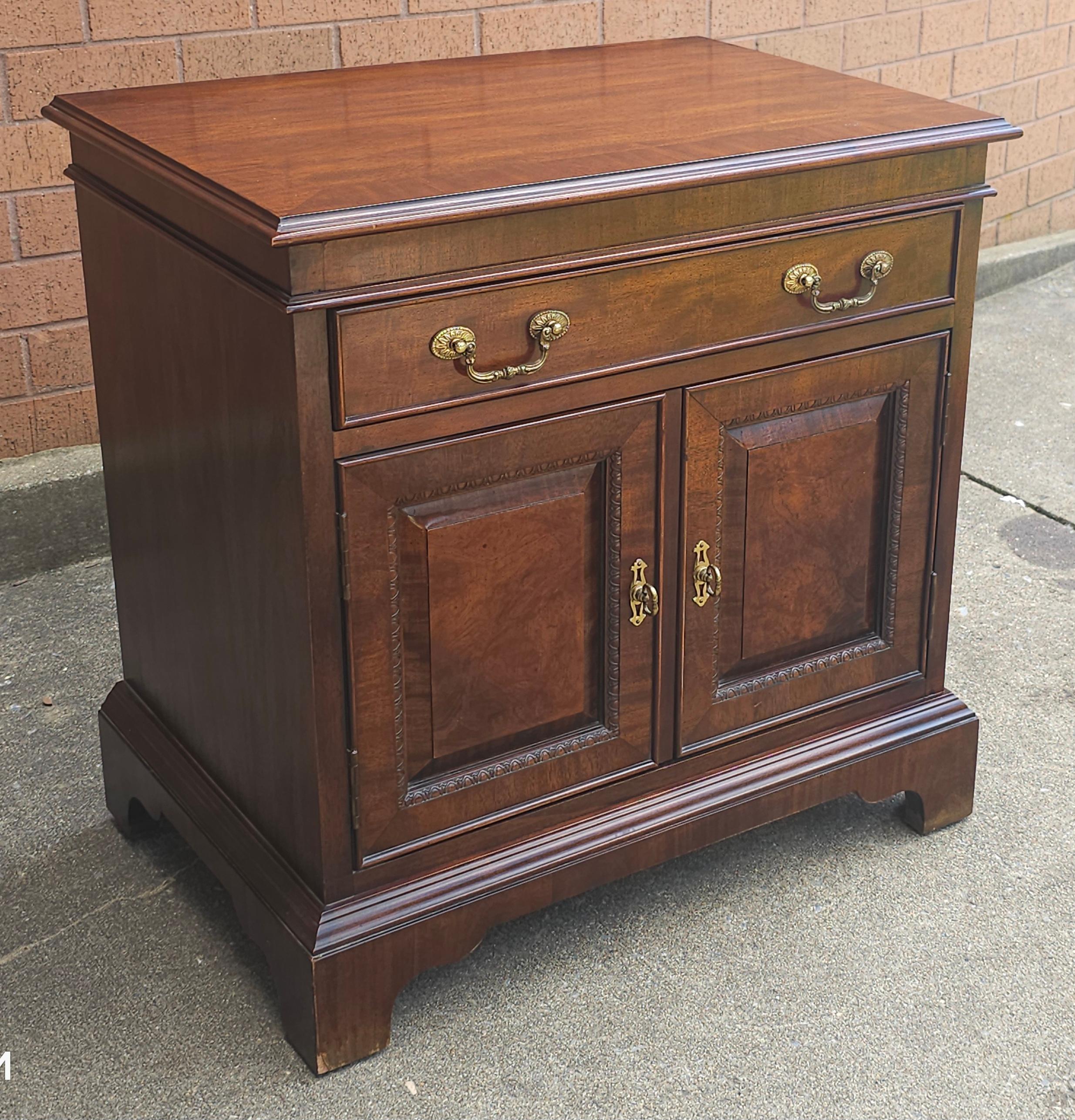 Pareja de mesillas de noche de caoba con bandas cruzadas de Century Furniture of Distinction Latón en venta