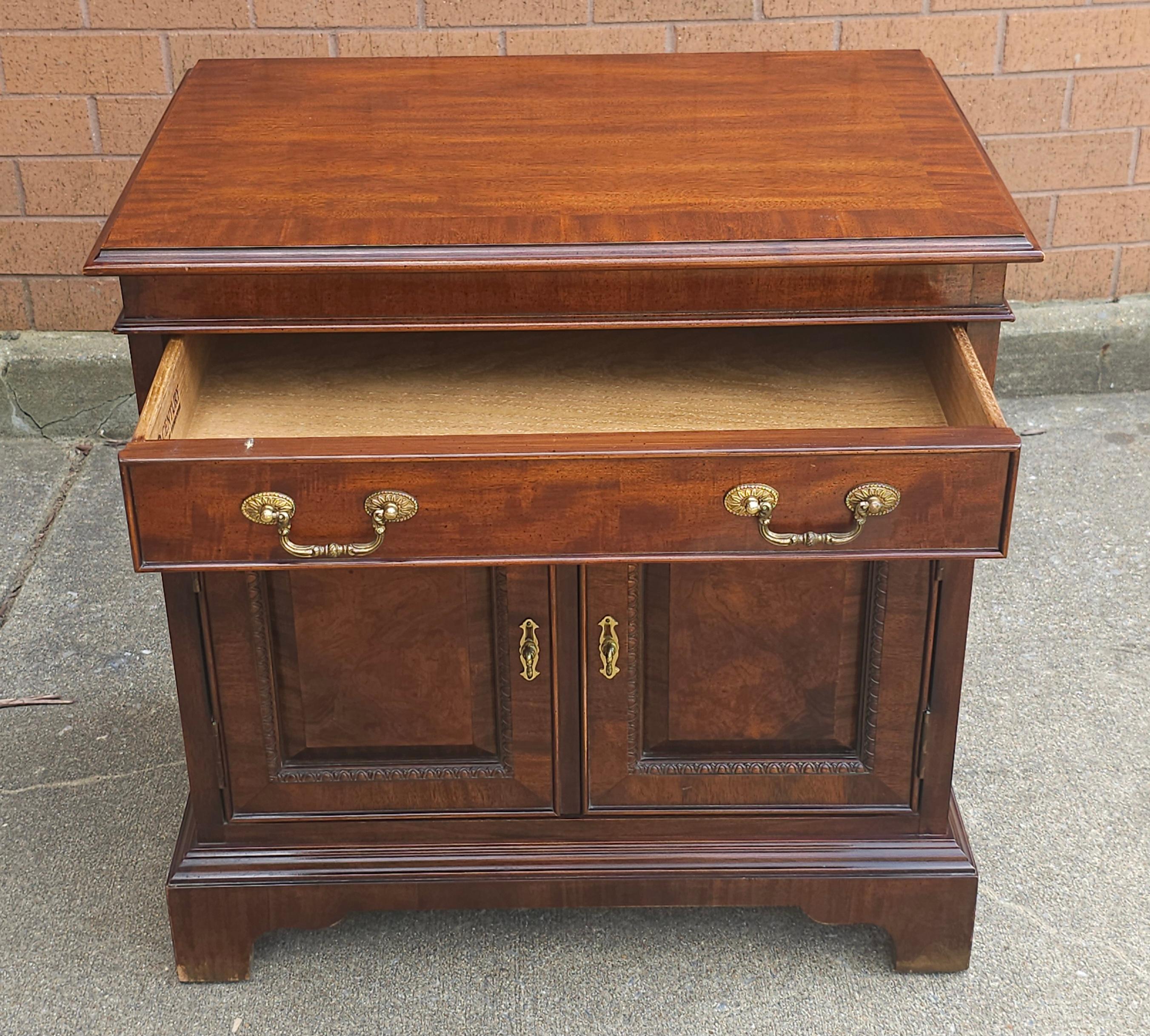 Pareja de mesillas de noche de caoba con bandas cruzadas de Century Furniture of Distinction en venta 1