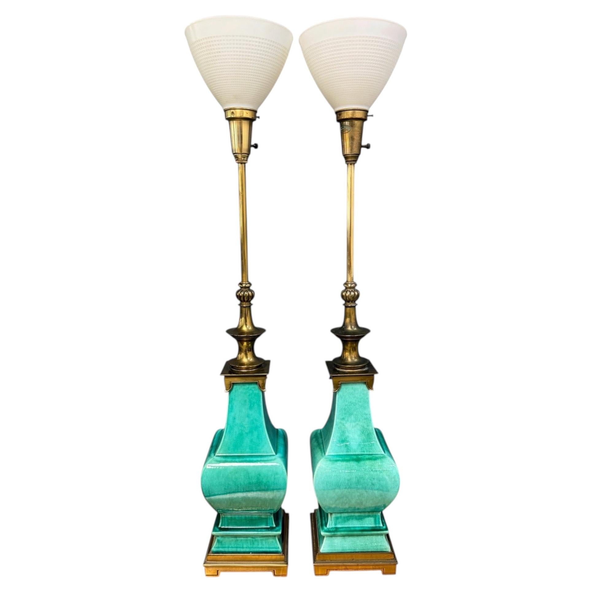 Coppia di lampade da tavolo in ceramica e ottone di Edwin Cole per Stiffel Mid Century in vendita