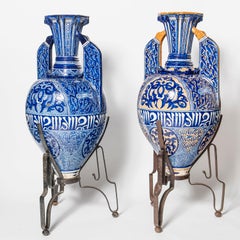 Paire de vases Manises en céramique et en fer. Espagne, fin du XIXe siècle.