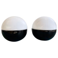 Paire de lampes à boules en céramique et verre opalin par Alvino Bagni. Italie, 1970