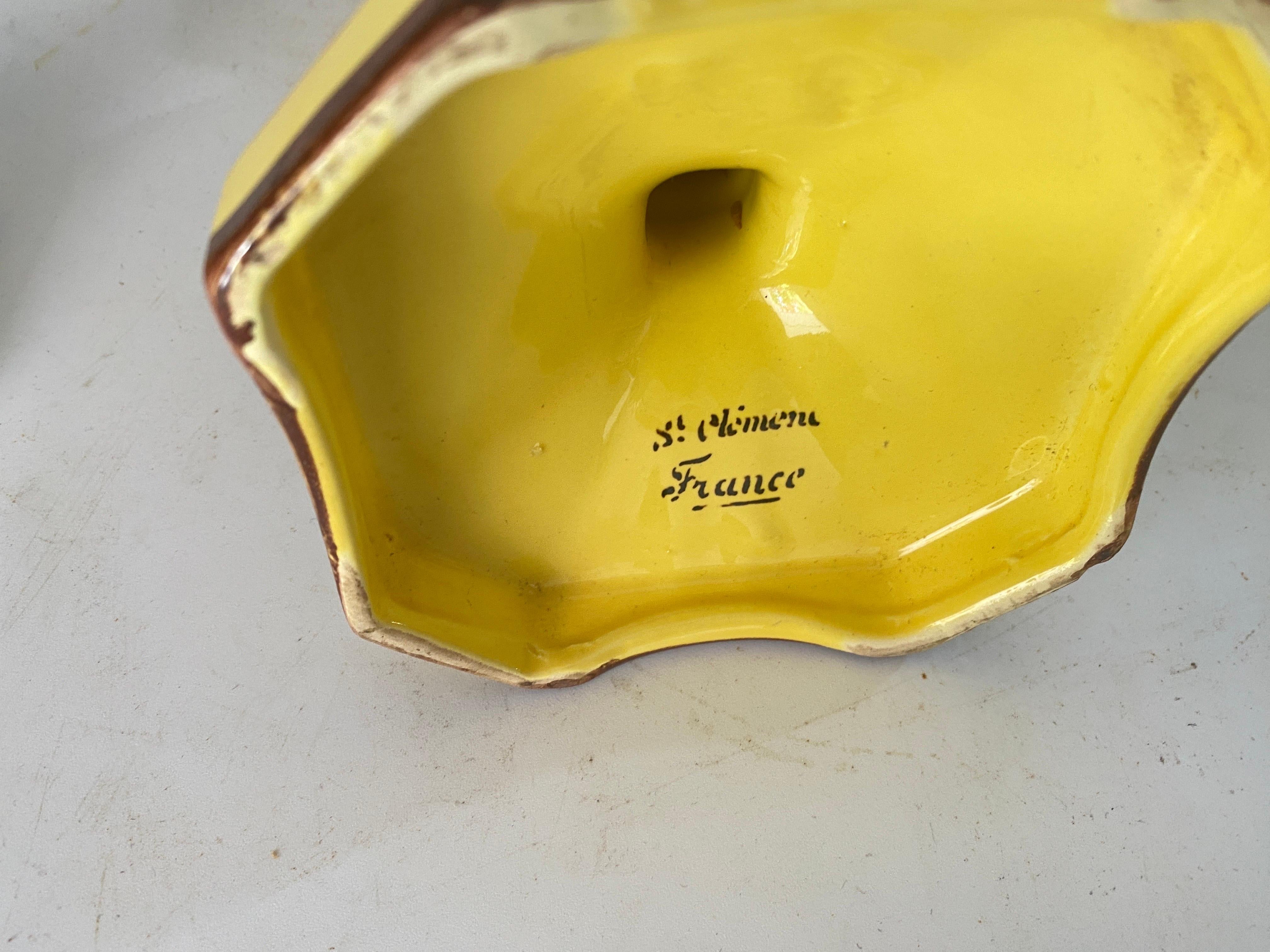 Art déco Paire de bougeoirs Art Déco en céramique jaune de Saint Clement France, 1940 en vente