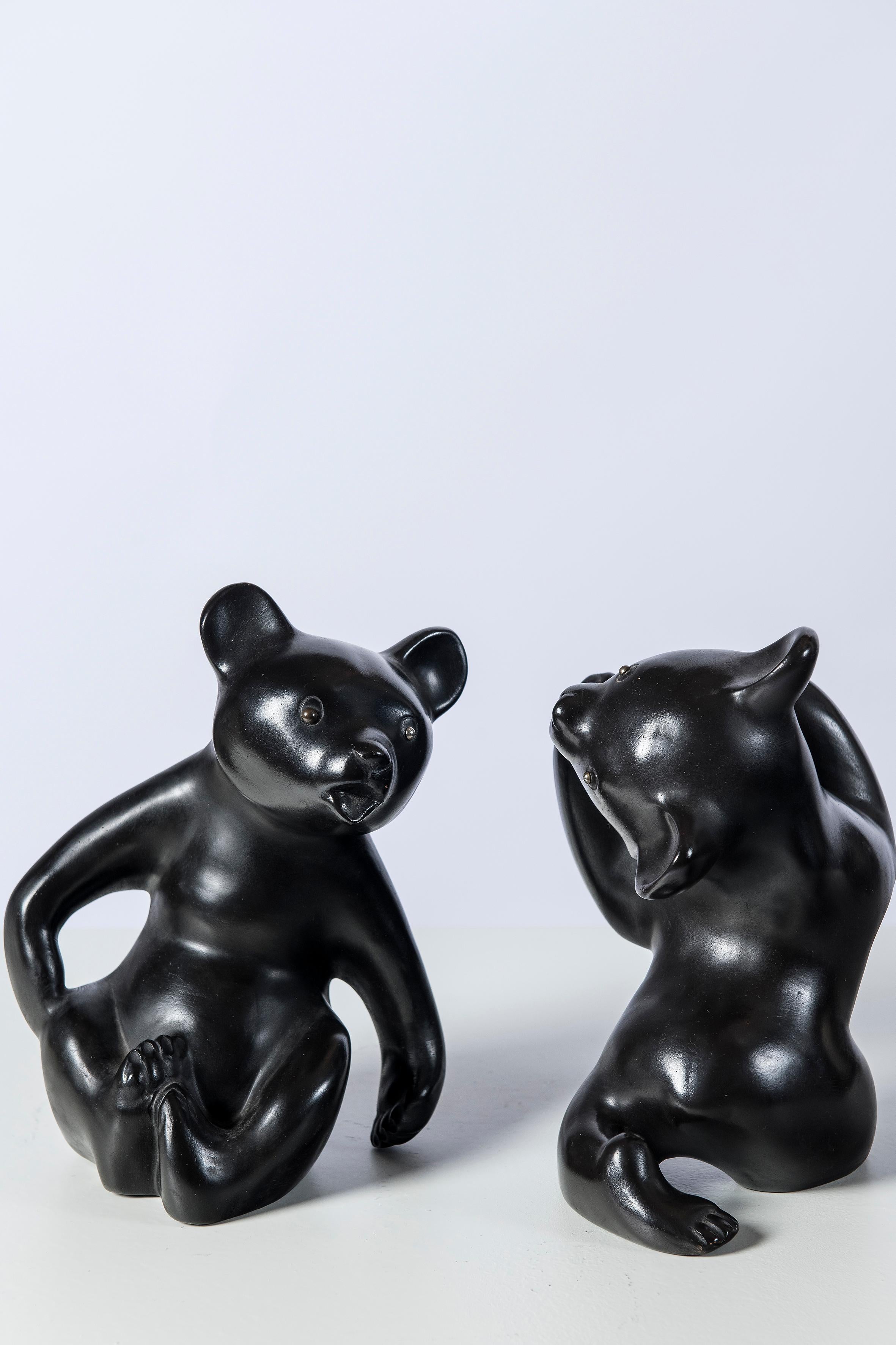 Pair of ceramic bears bookends, signed Vienna. By Leopold Anzengruber, 1955.
They appear in the book of Leopold Anzengruber, 