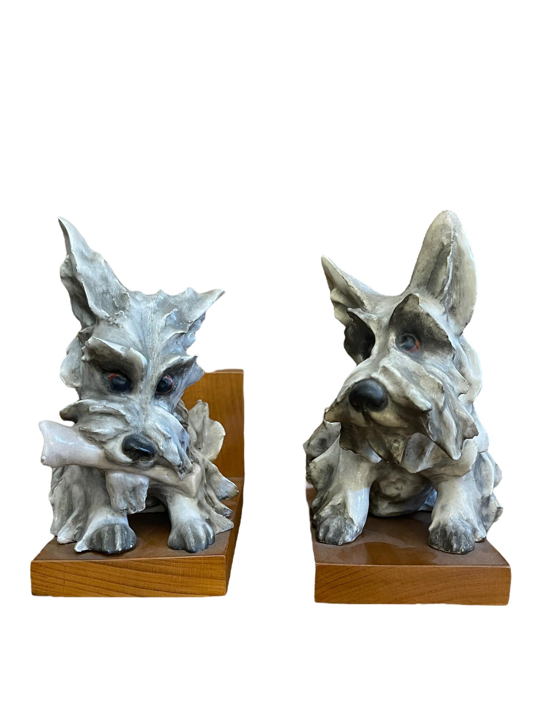 Pair of ceramic bookend dogs, Cacciapuoti, 20th century
Collectibles, pair of ceramic dogs, made and signed by Cacciapuoti, signature visible on the back, as shown in the photo, mounted as bookends on wooden bases.
Dimensions of the sculptures only,