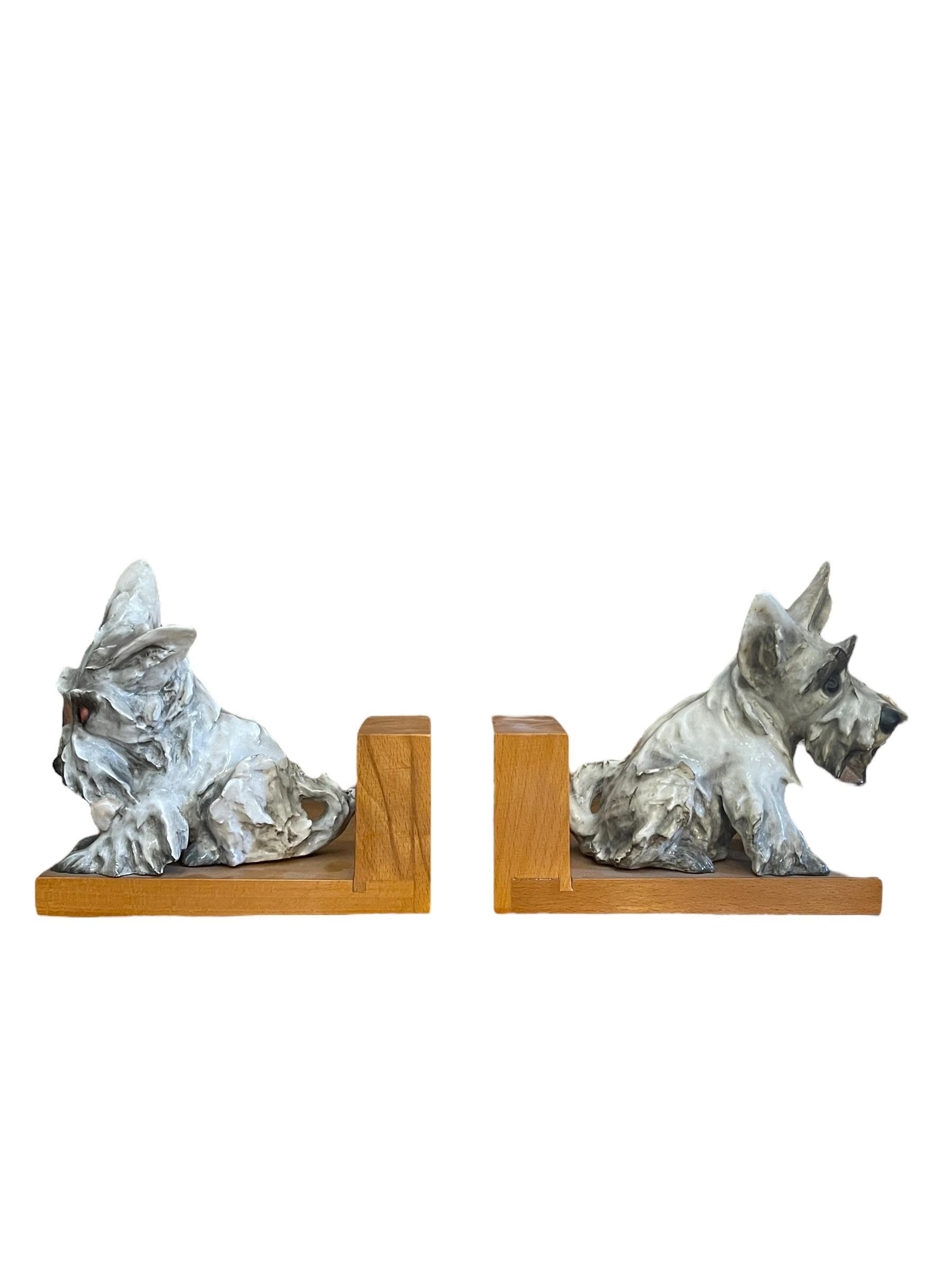 Art déco Paire de chiens serre-livres en céramique, Cacciapuoti, 20e siècle en vente