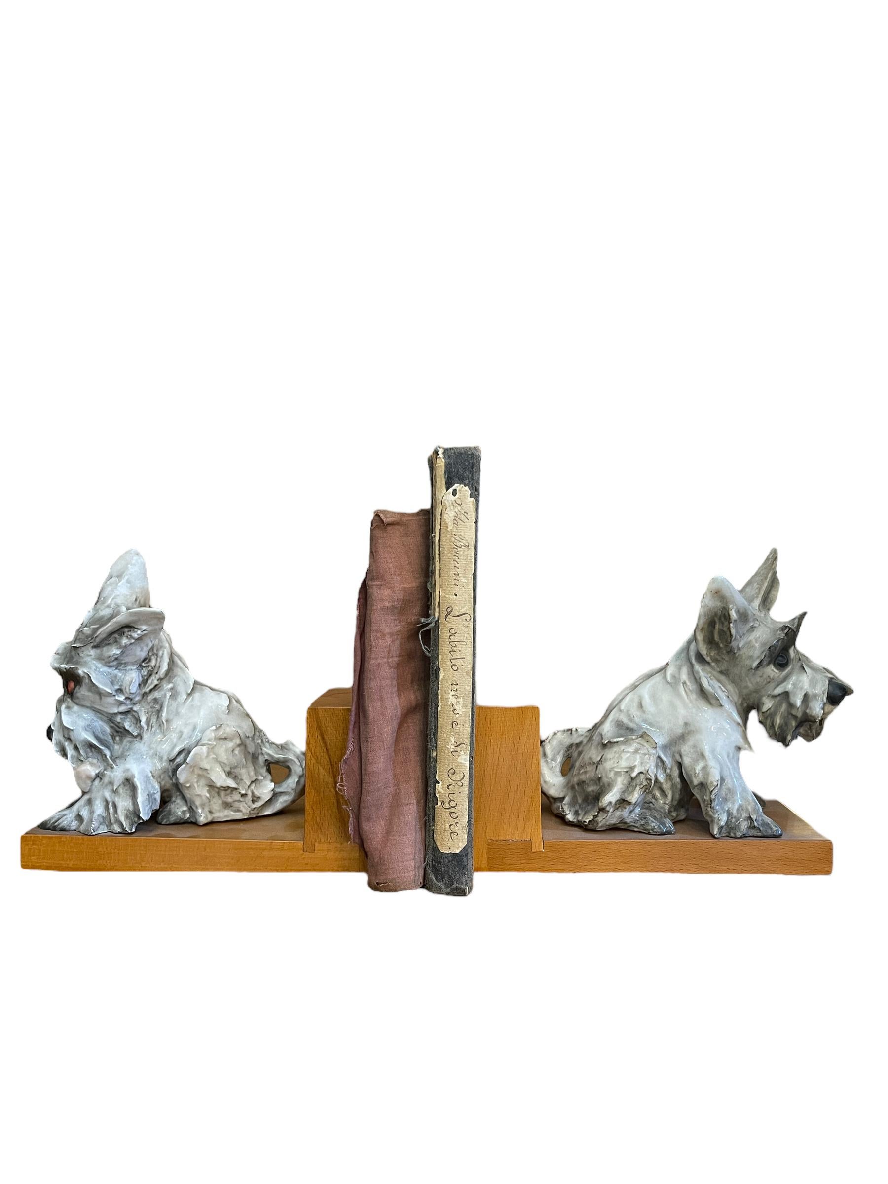 Sculpté à la main Paire de chiens serre-livres en céramique, Cacciapuoti, 20e siècle en vente