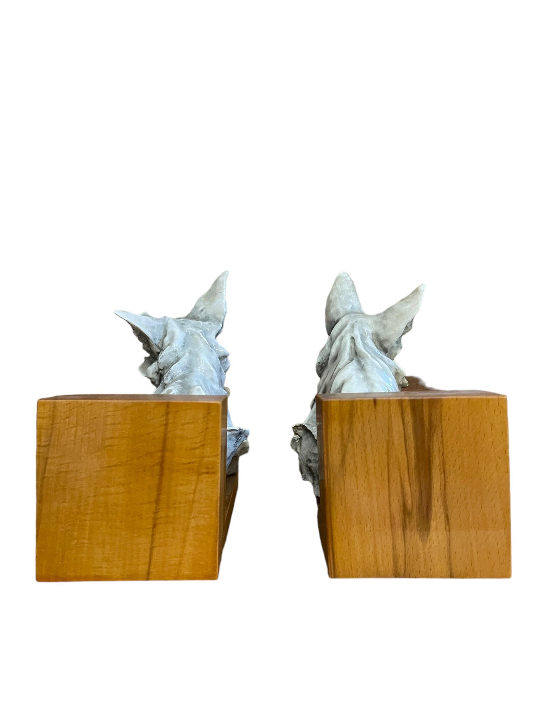 Pair of ceramic bookend dogs, Cacciapuoti, 20th century In Excellent Condition For Sale In Monza, IT