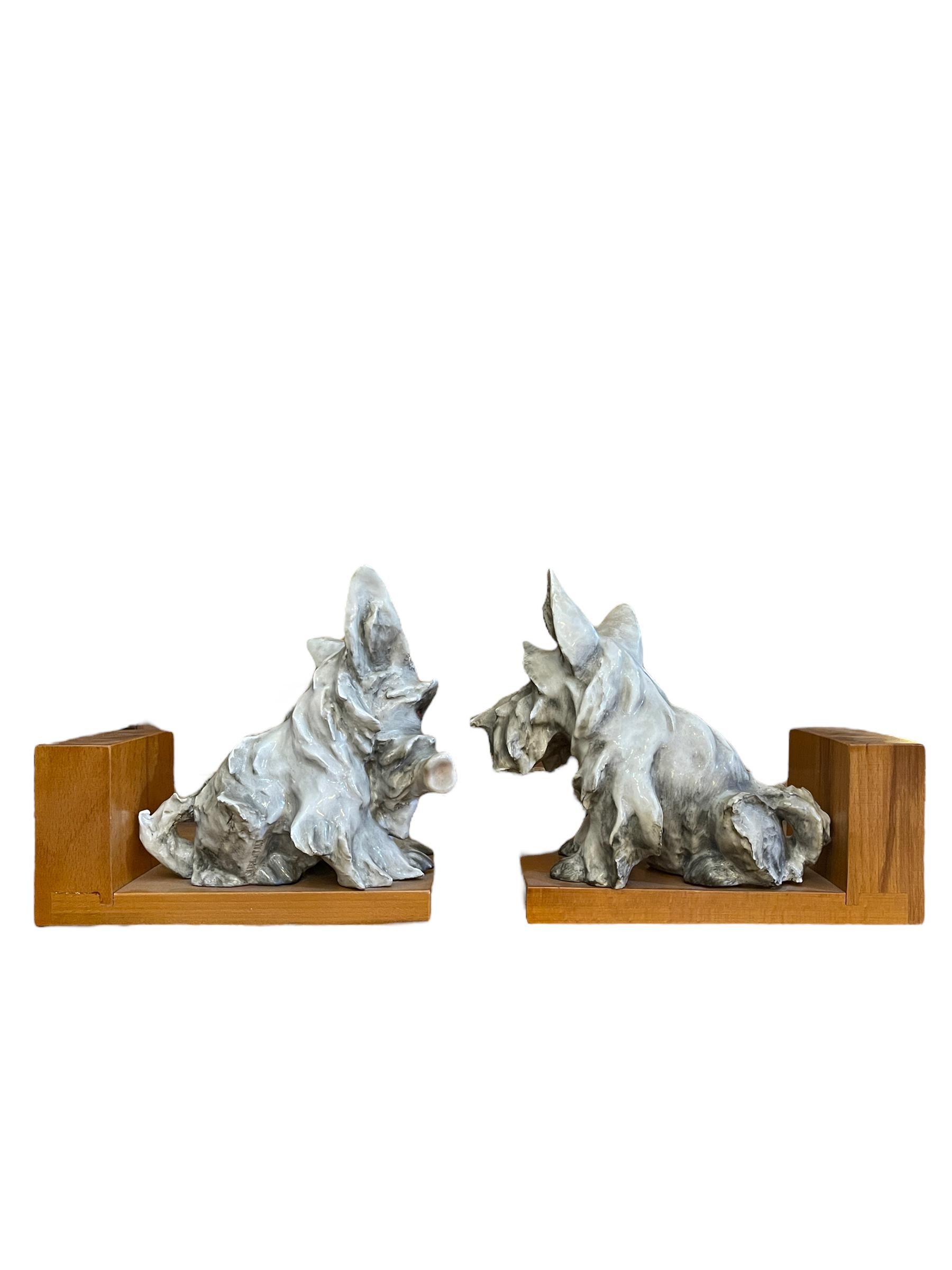 Milieu du XXe siècle Paire de chiens serre-livres en céramique, Cacciapuoti, 20e siècle en vente
