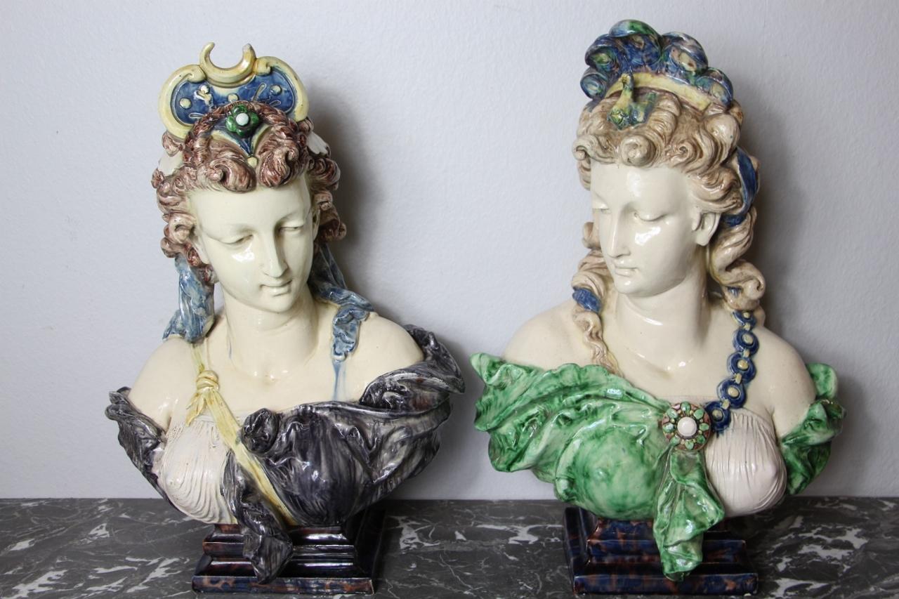 Pair of 19th century ceramic busts attributed to Minton in good condition, some égrenures and a lack on a crescent on the head of a beautiful color woman, very decorative.