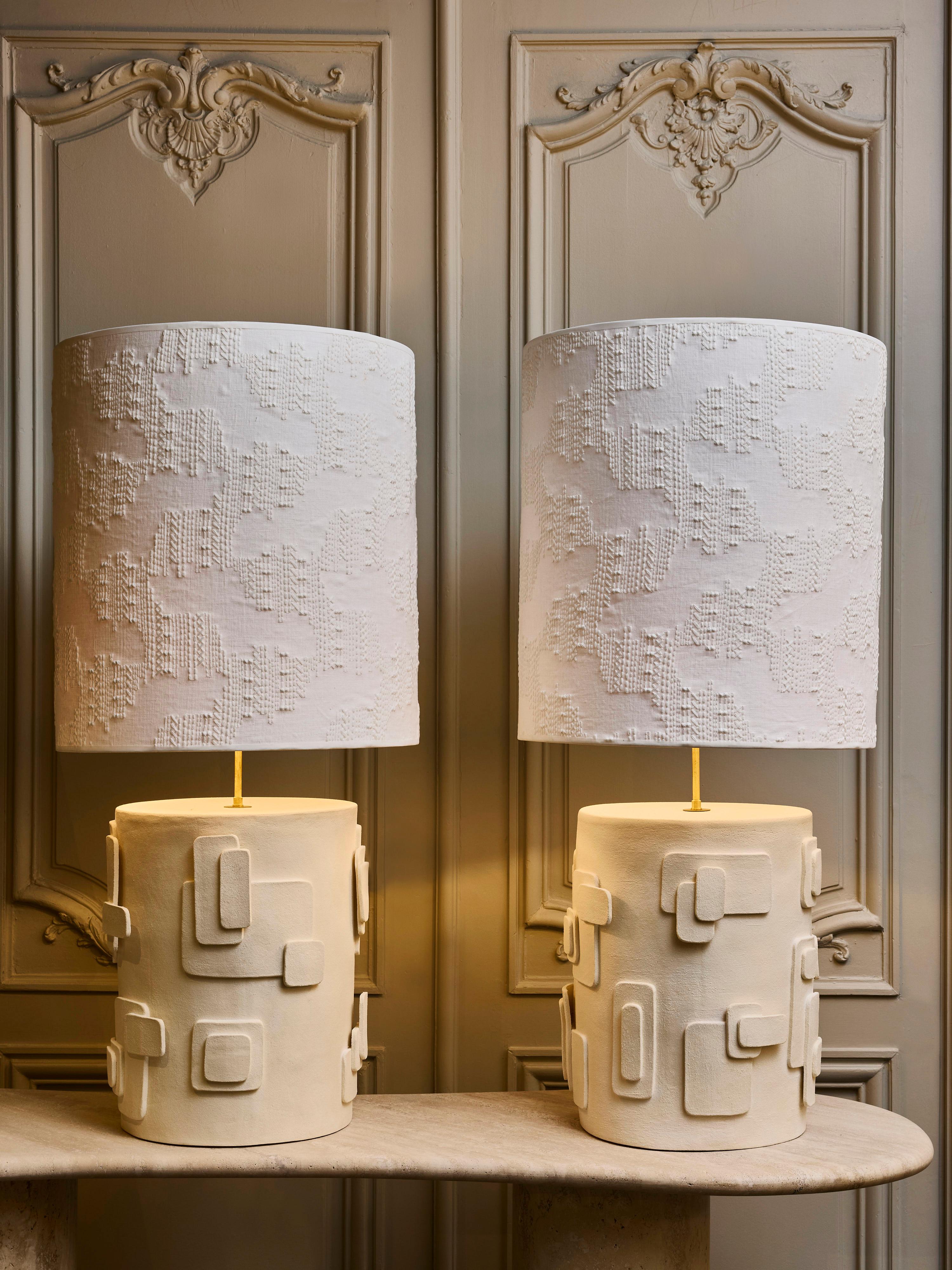 Paire de lampes de table en céramique Cactus réalisées par l'artiste contemporaine française Adeline Delesalle.

Grande base cylindrique sur laquelle  sont appliqués en décalage des rectangles décoratifs.

Signature de l'Artistics au dos.

Nouveaux