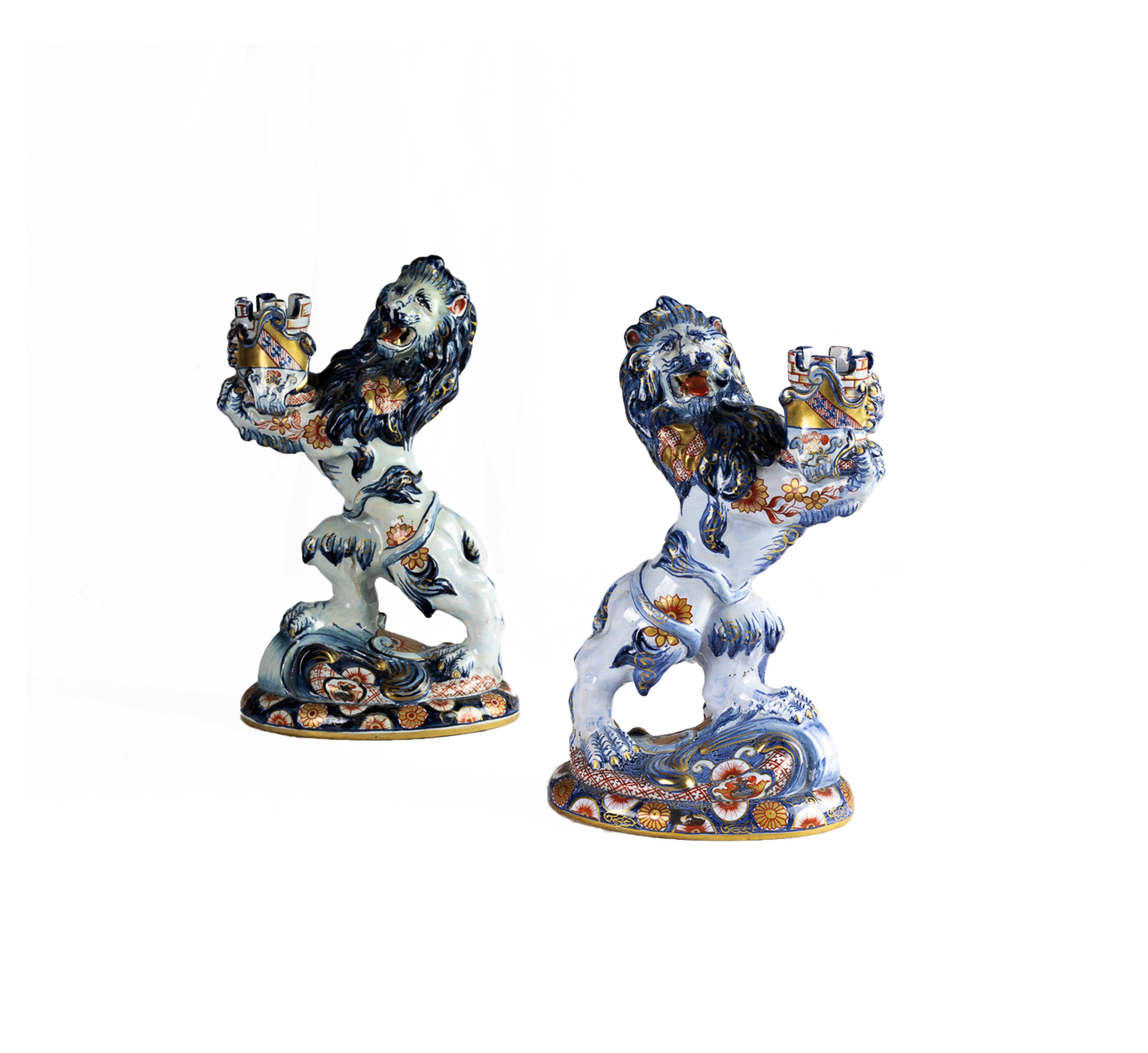 Questa coppia di candelabri a forma di leone in maiolica, realizzati intorno al 1880 dal famoso artista francese Émile Gallé, esemplifica lo spirito audace e la raffinata maestria delle arti decorative della fine del XIX secolo. Ogni maestoso leone,
