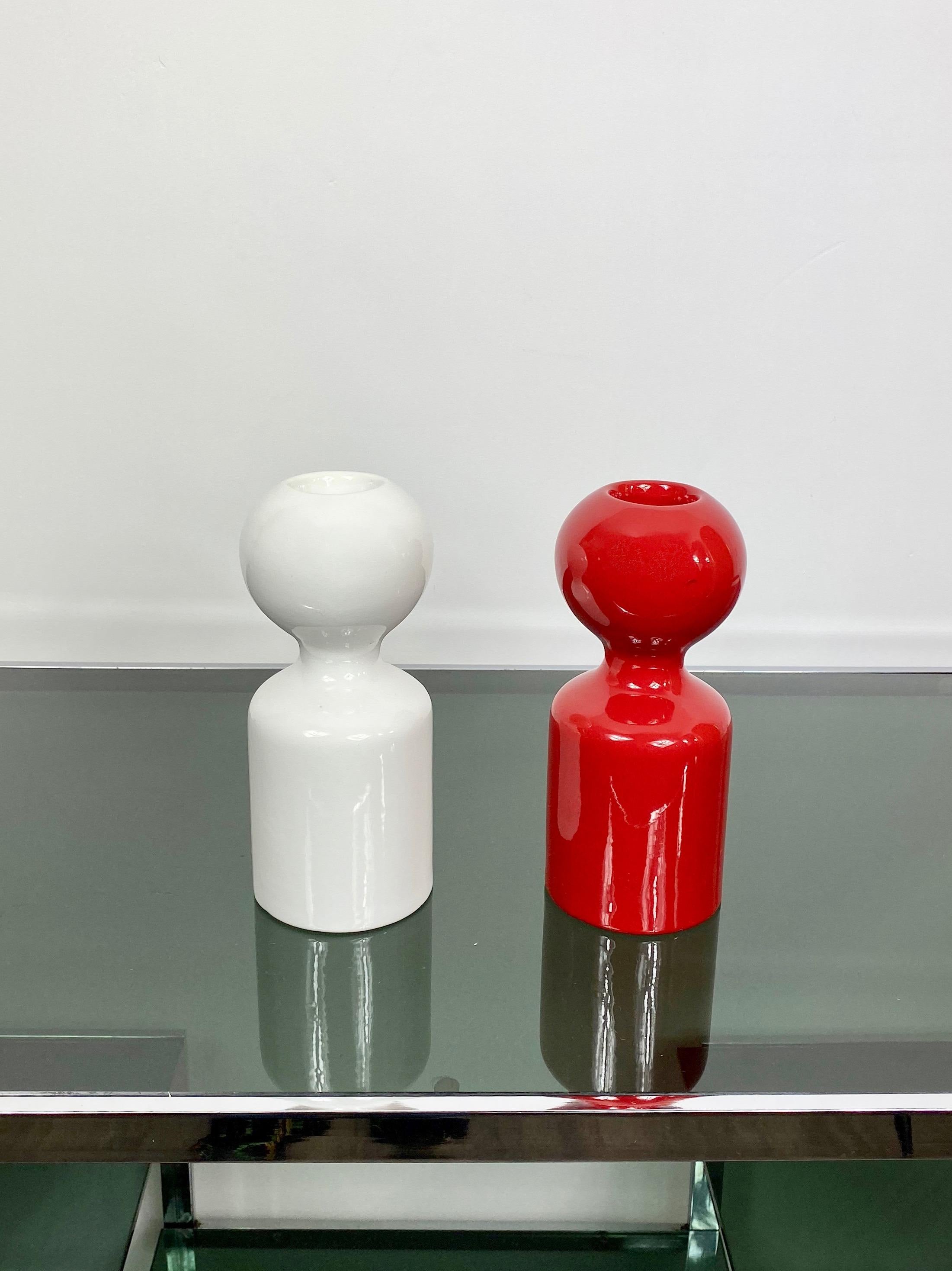 Paire de bougeoirs conçus par Liisi Beckmann pour Gabbianelli en céramique, rouge et blanc. Fabriqué en Italie, vers 1960.
Signé en bas avec 