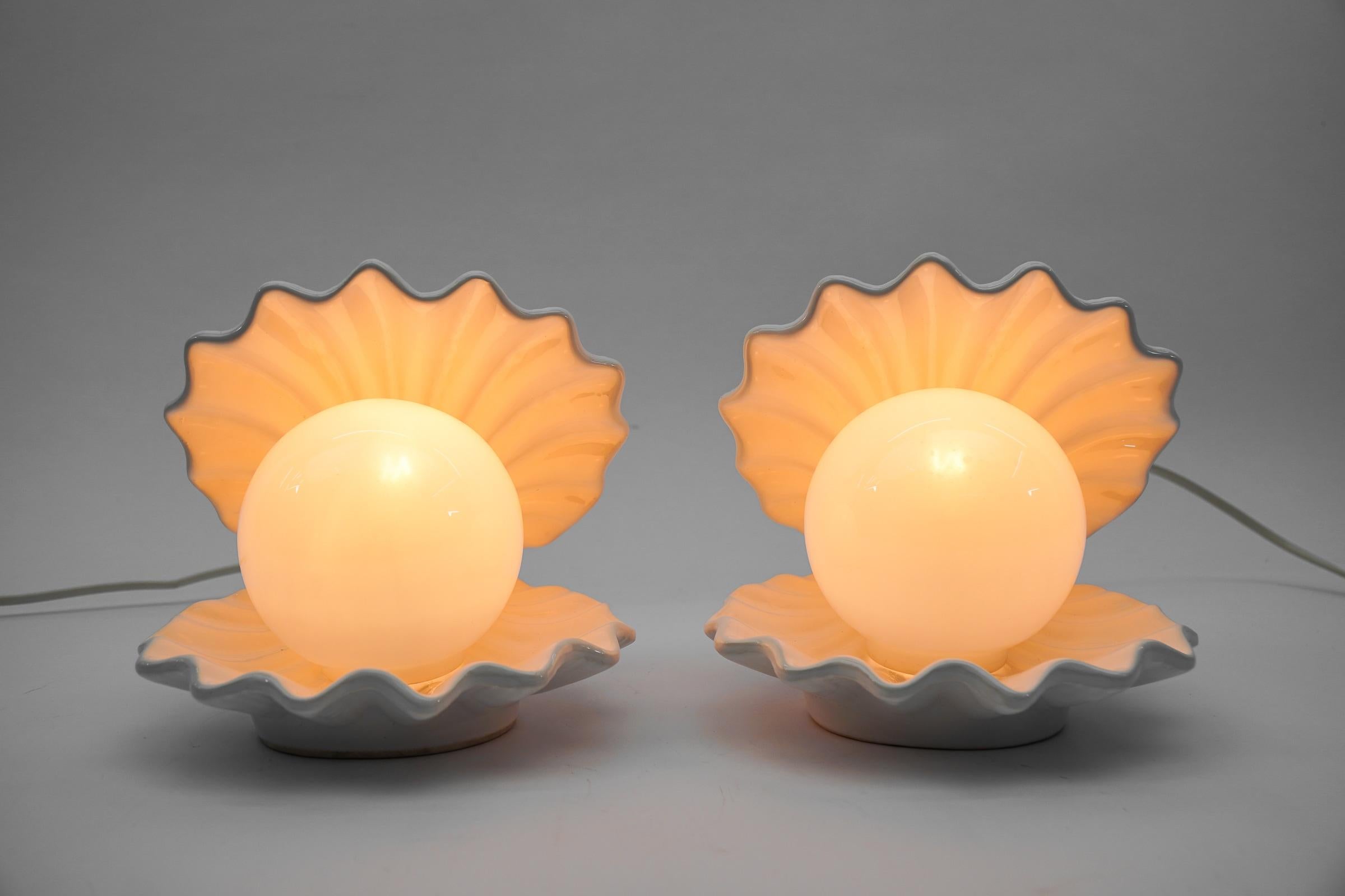 Paire de lampes en céramique en forme de coquillage avec globes en perles, 1970, Italie 4