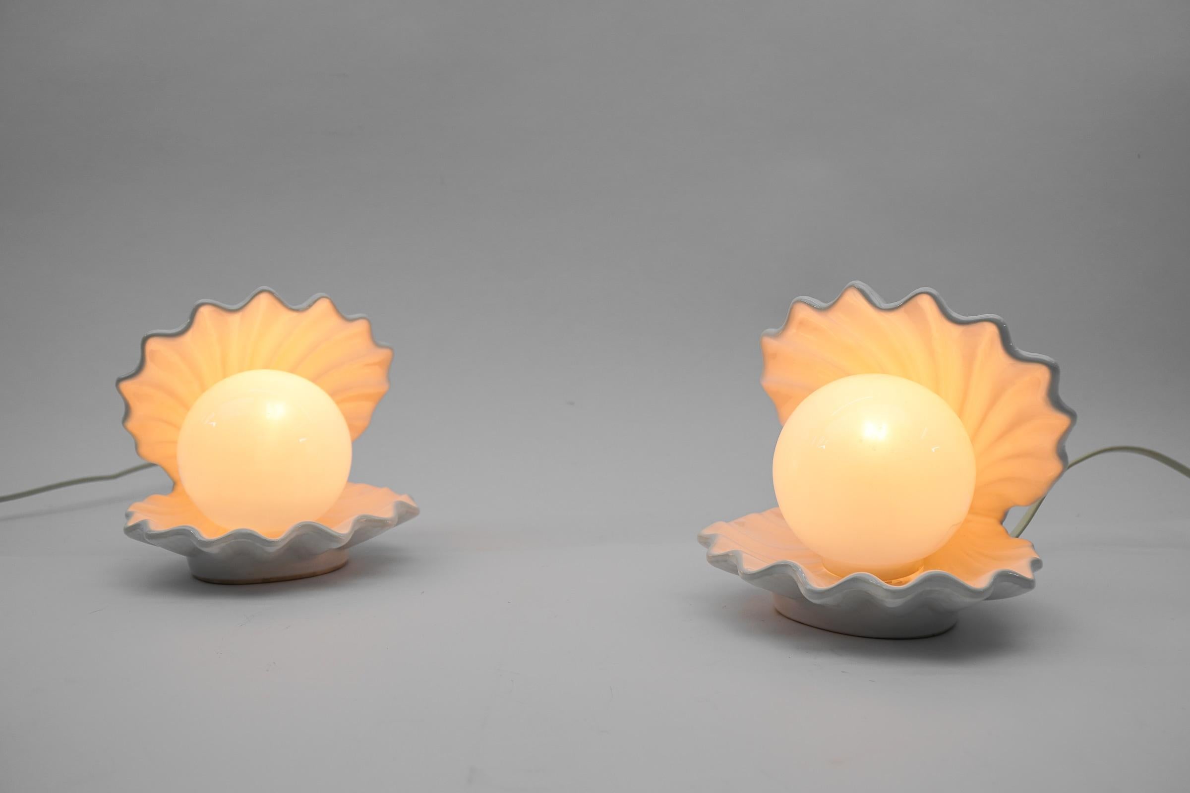Mid-Century Modern Paire de lampes en céramique en forme de coquillage avec globes en perles, 1970, Italie