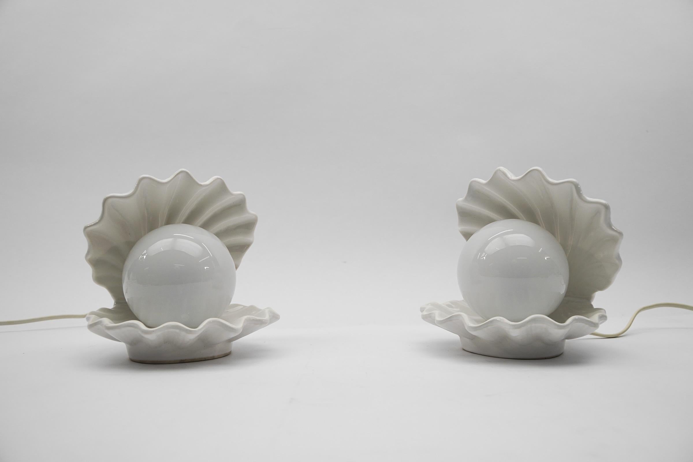 italien Paire de lampes en céramique en forme de coquillage avec globes en perles, 1970, Italie