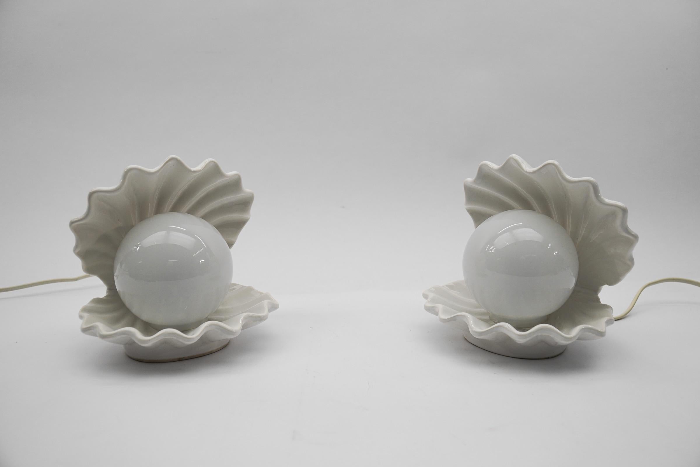 Paire de lampes en céramique en forme de coquillage avec globes en perles, 1970, Italie 1