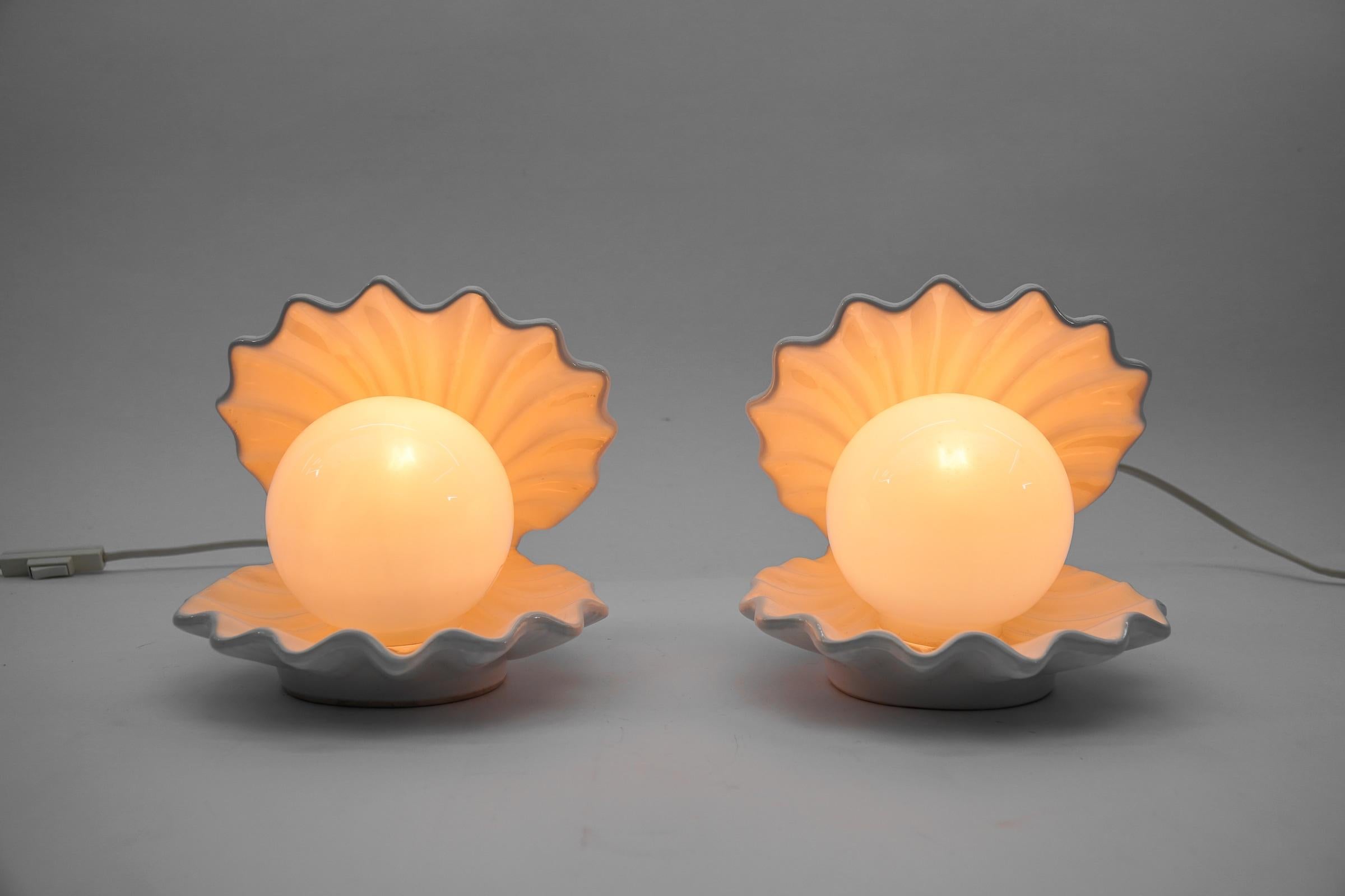 Paire de lampes en céramique en forme de coquillage avec globes en perles, 1970, Italie 2