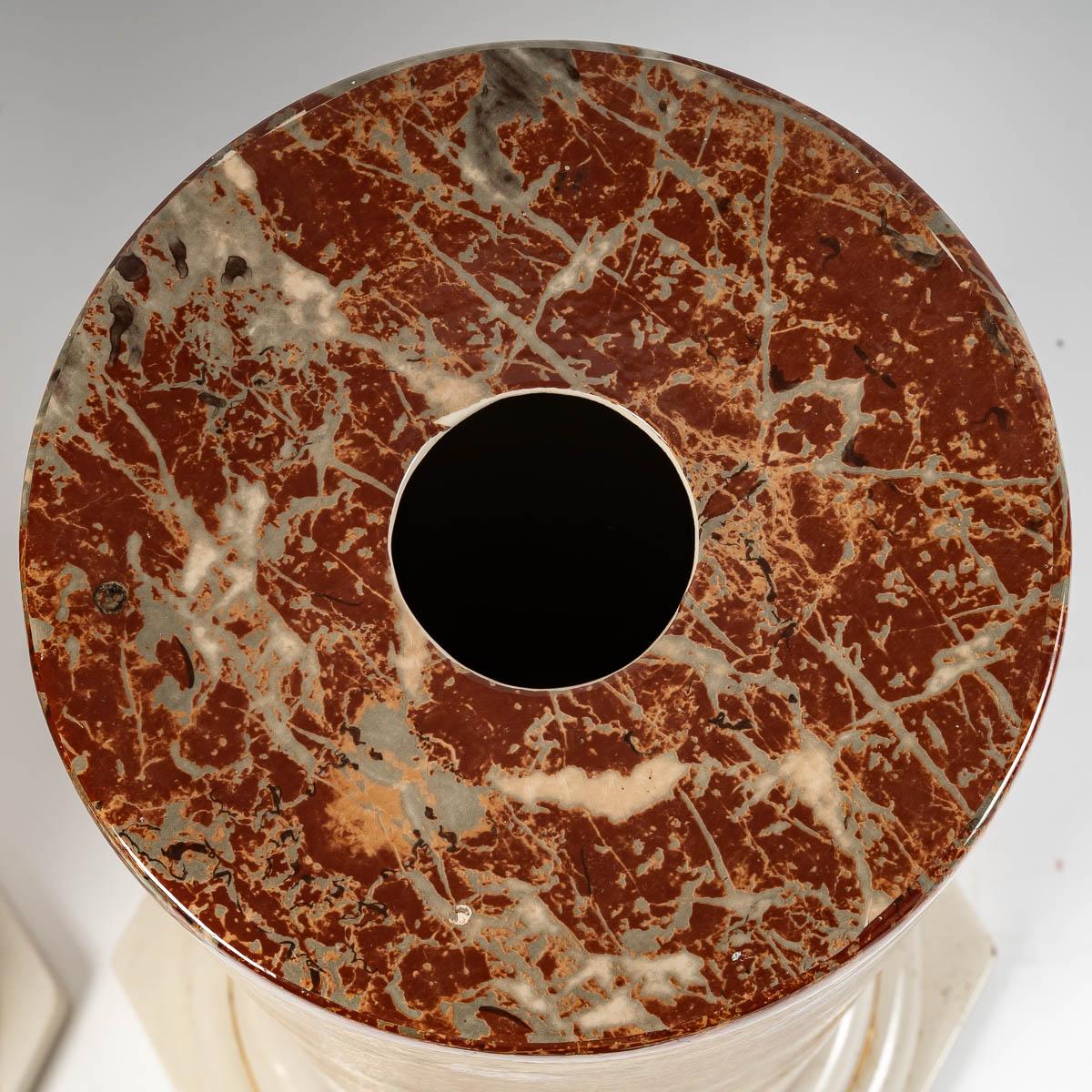 Paar Keramiksäulen, spätes 19. Jahrhundert
Paar Keramiksäulen, Imitation von Griotte-Marmor, Ende 19. Jahrhundert.
H: 99 cm, T max: 45 cm, T min: 28,5 cm.
 