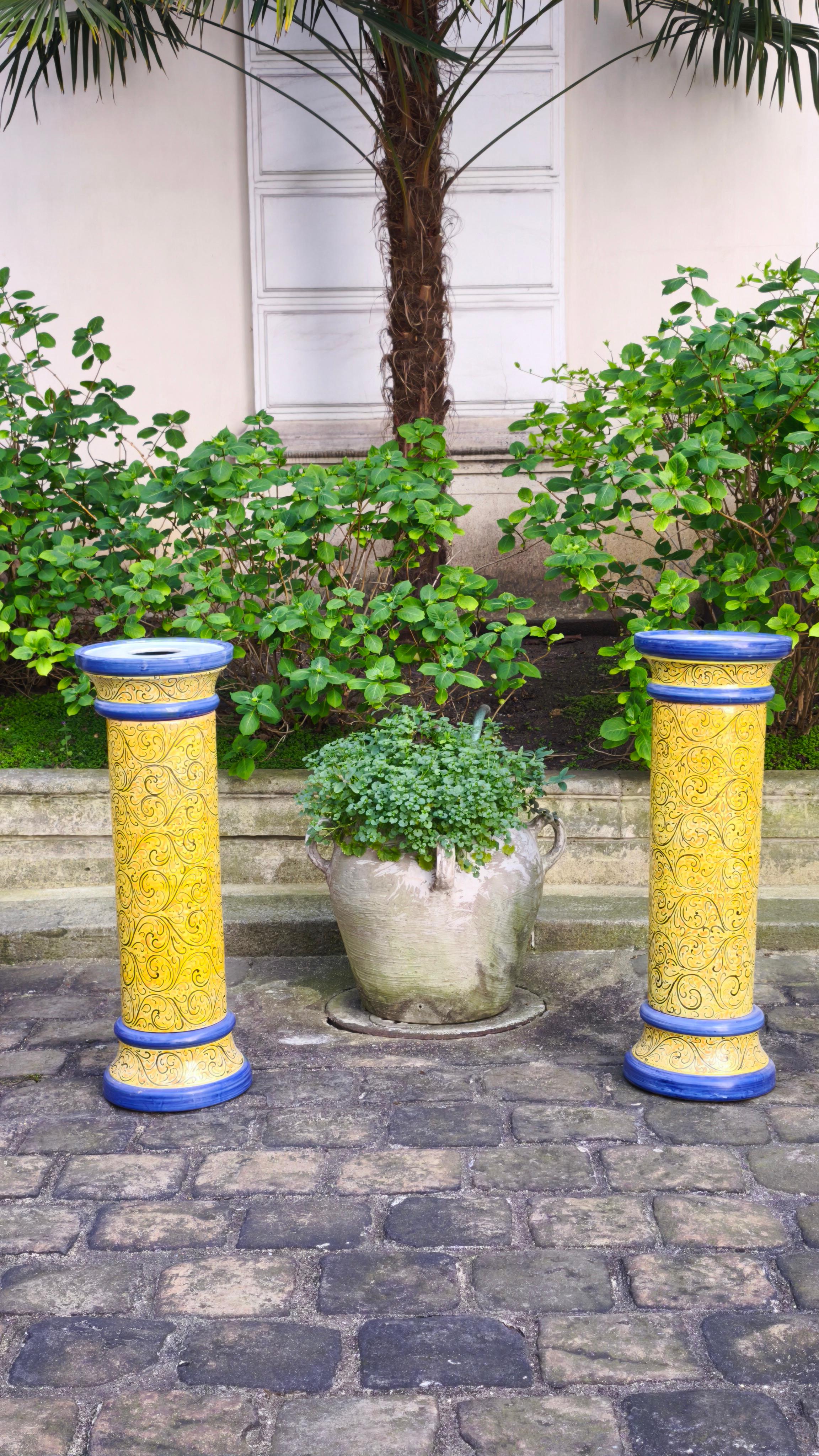 Two ceramic columns/stands - Italy - Dated and signed.

Dimensions :

H : 98 cm
Diameter of upper part : 33 cm
Diameter of central shaft : 24 cm
Diameter of lower part : 33 cm

Interior and exterior signatures: Francesco Navanzino

Dated 2015
.
Very