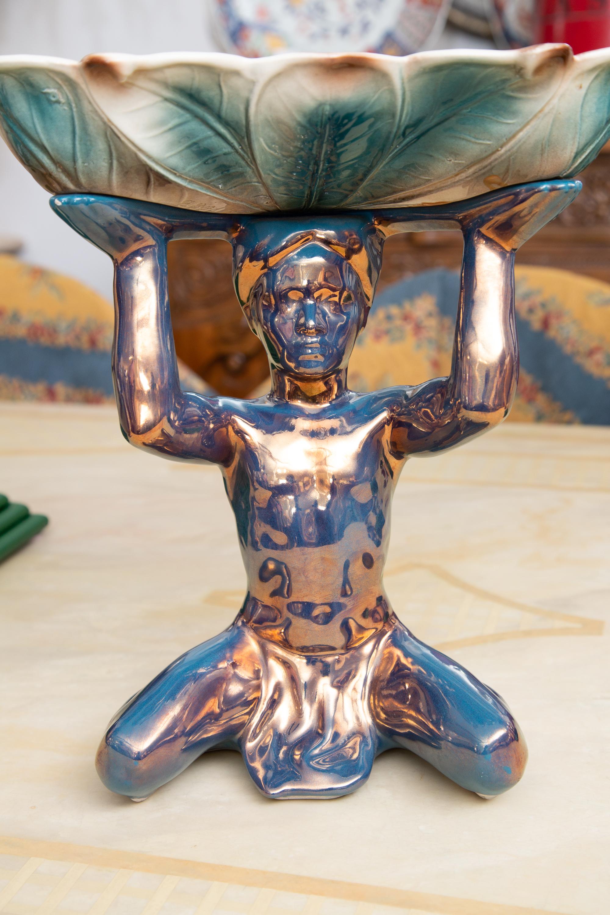 Paire de compotes en céramique représentant des personnages agenouillés tenant des bols peu profonds Bon état - En vente à WEST PALM BEACH, FL