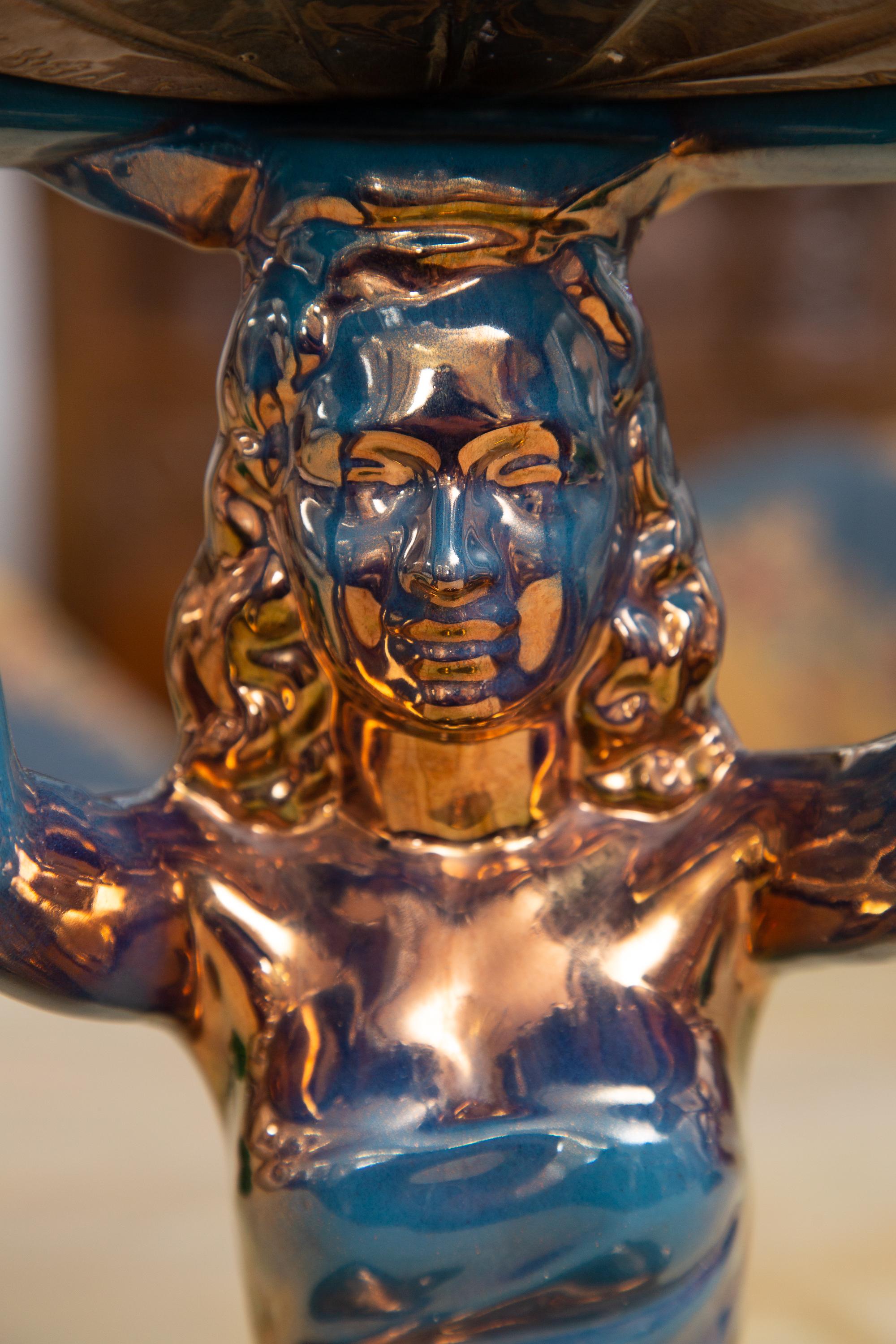 Céramique Paire de compotes en céramique représentant des personnages agenouillés tenant des bols peu profonds en vente