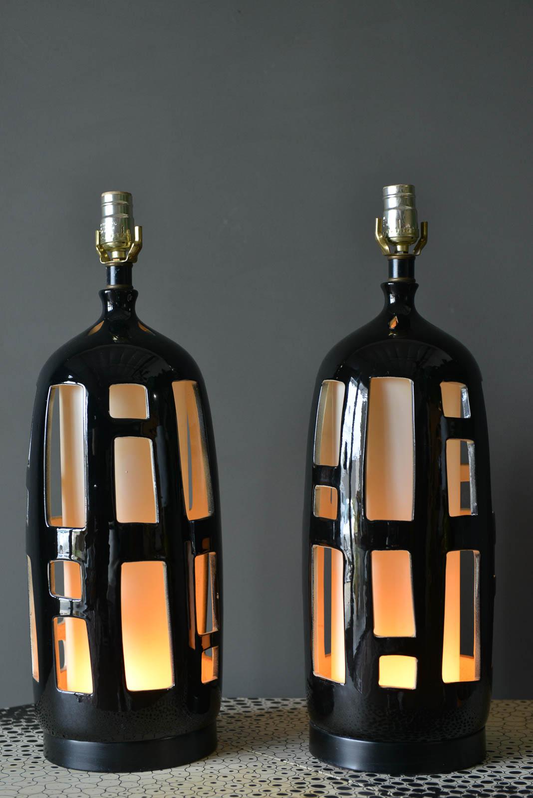 Pair of Ceramic Cut Out Lamps with Dual Illumination, circa 1970 In Good Condition In Costa Mesa, CA