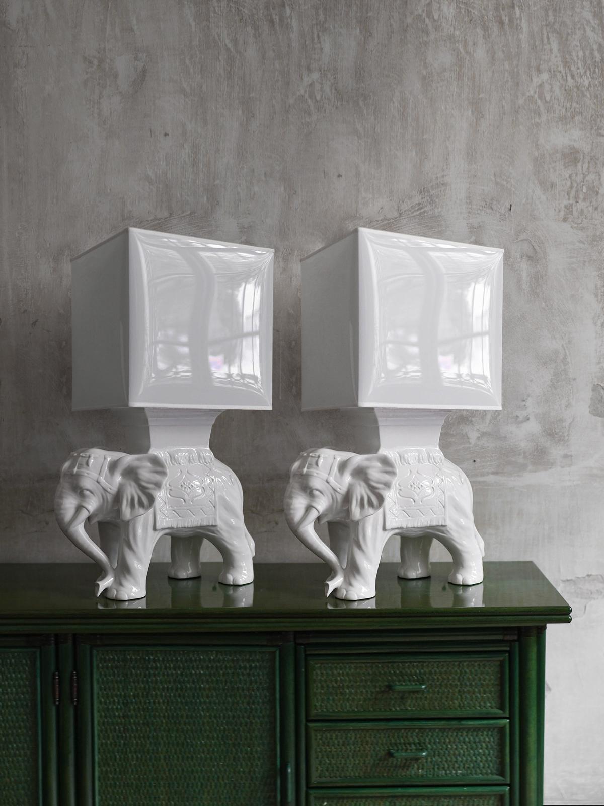 Paire de lampes éléphants en céramique avec abat-jour blanc
Détails du produit
Dimensions 30,5 L x 76,5 H x 50 P cm
