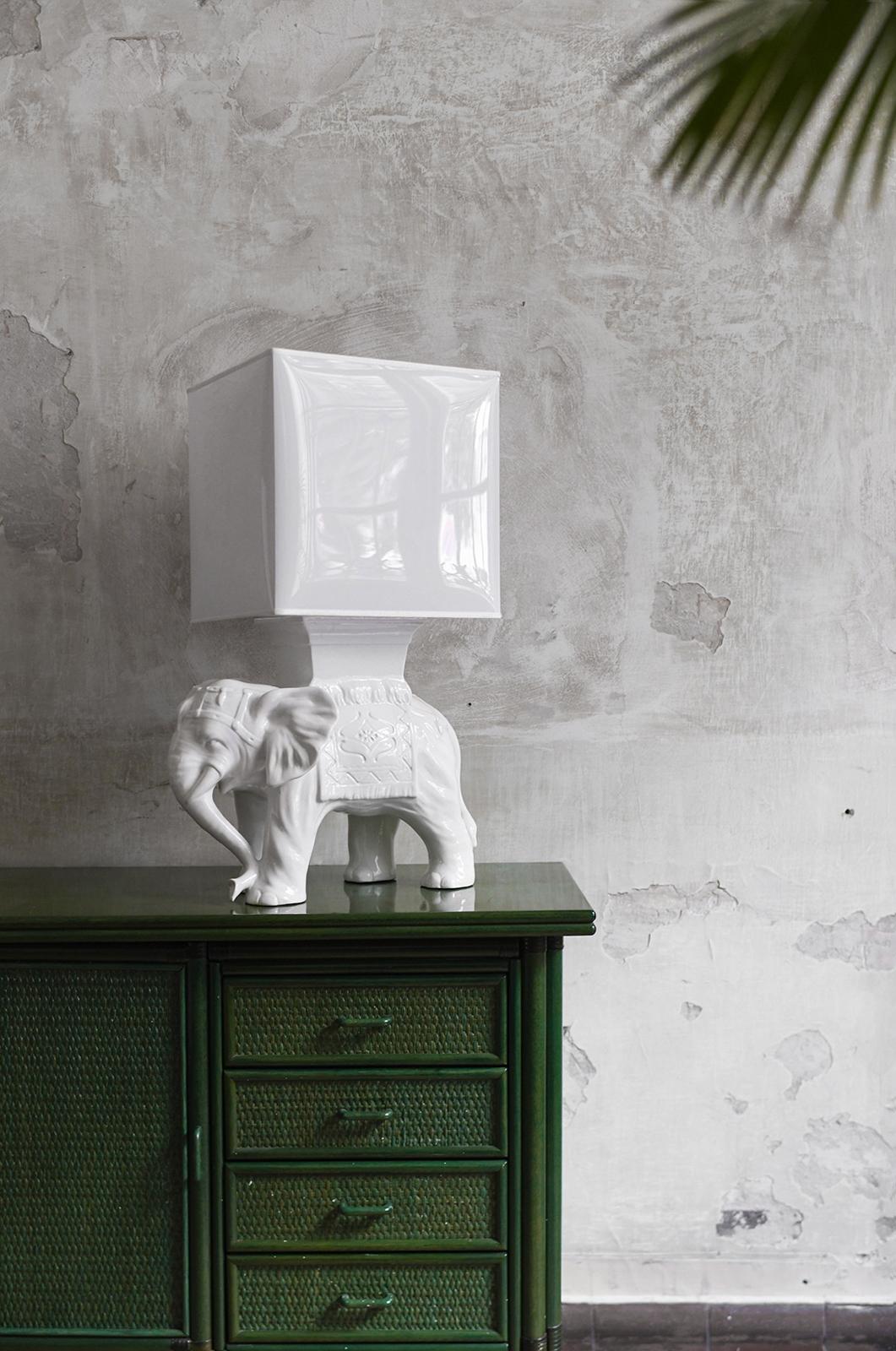 Fin du 20e siècle Paire de lampes éléphants en céramique avec abat-jour en vente
