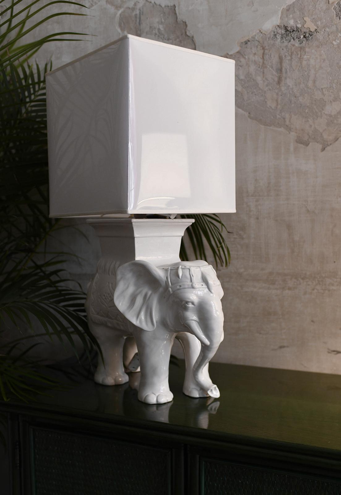 Céramique Paire de lampes éléphants en céramique avec abat-jour en vente