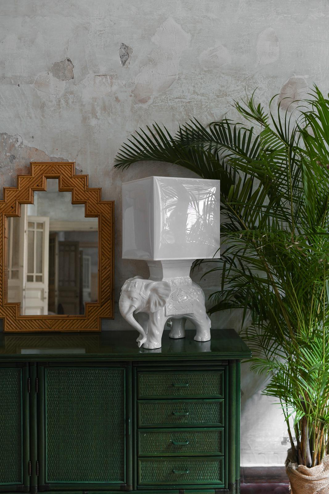 Paire de lampes éléphants en céramique avec abat-jour en vente 1