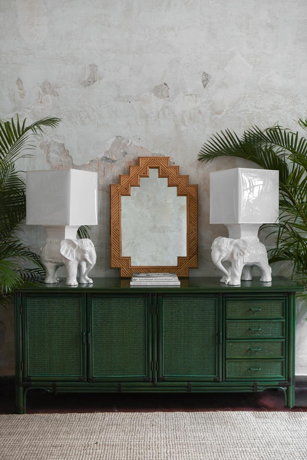 Paire de lampes éléphants en céramique avec abat-jour en vente 2