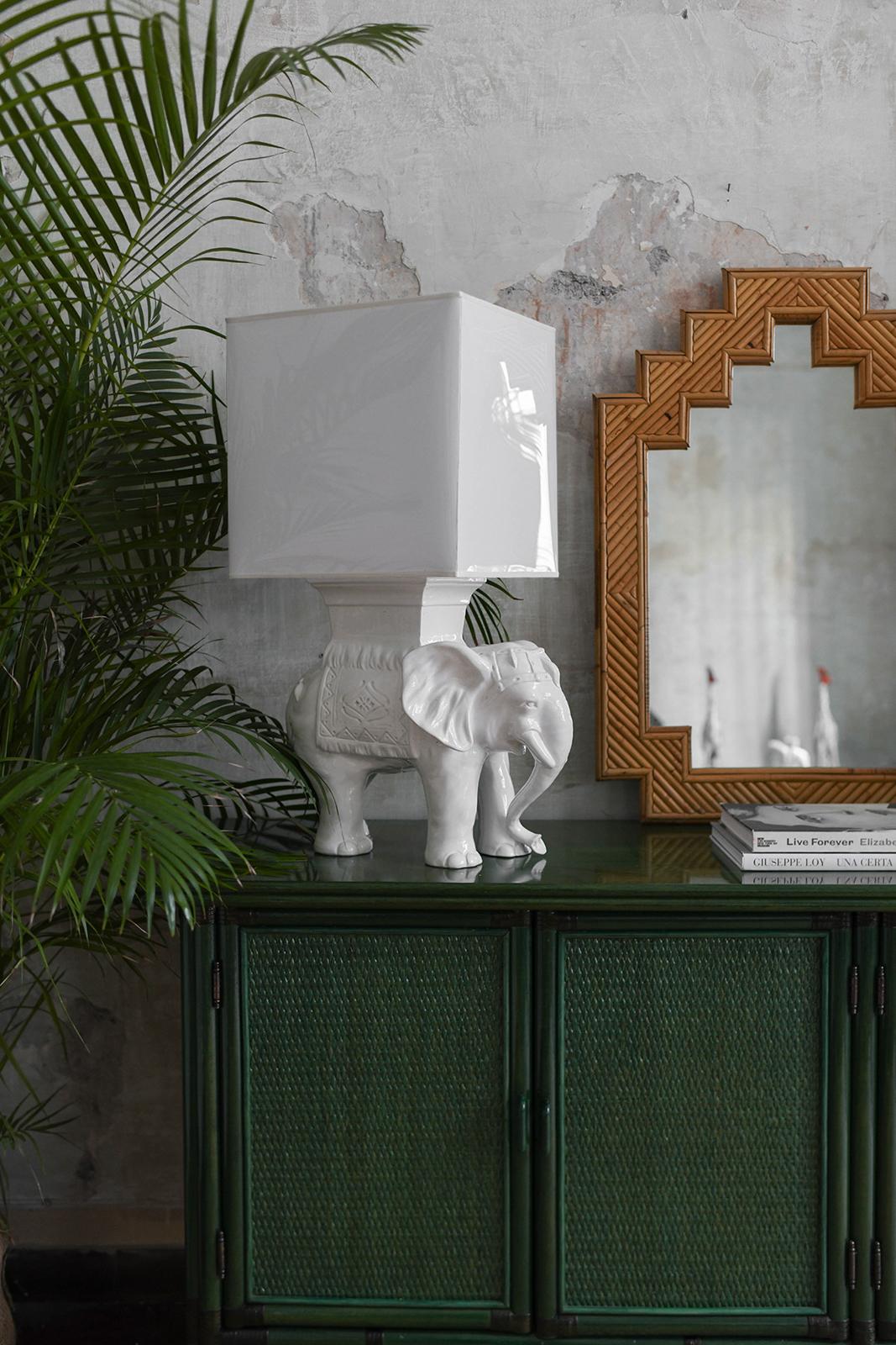 Paire de lampes éléphants en céramique avec abat-jour en vente 3
