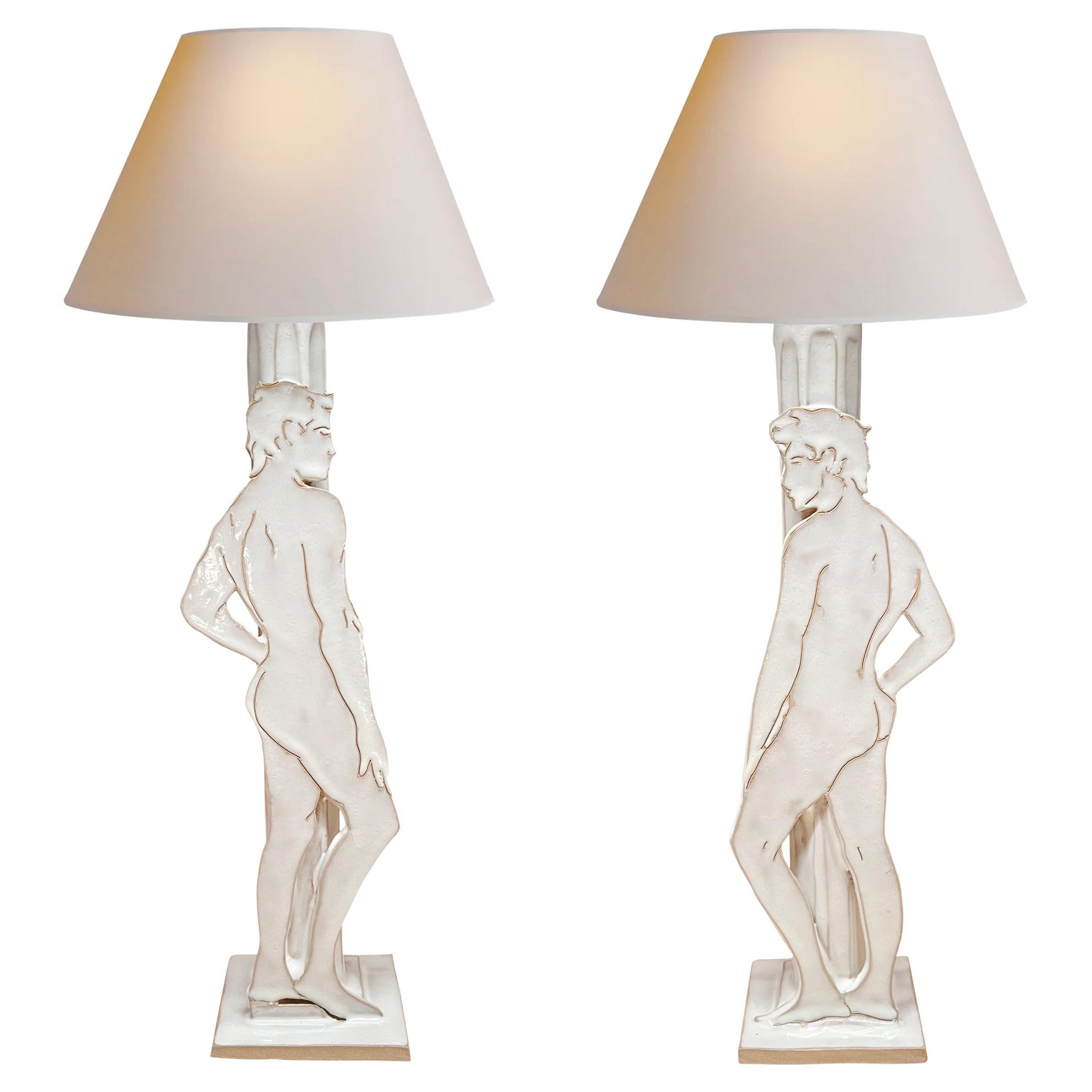 Paire de lampes figuratives en céramique en vente